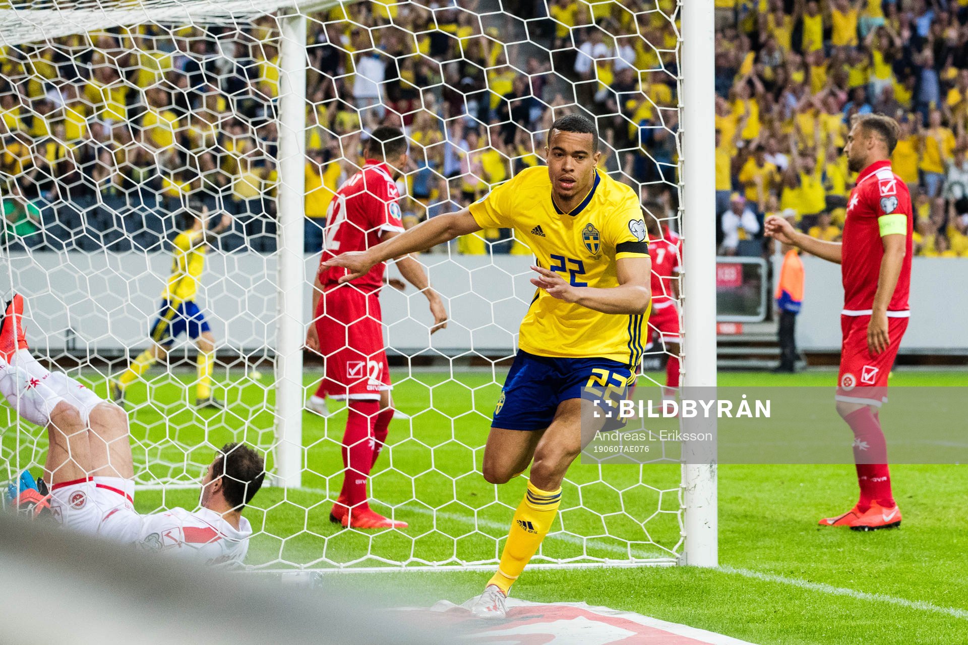 Robin Quaison celebrates