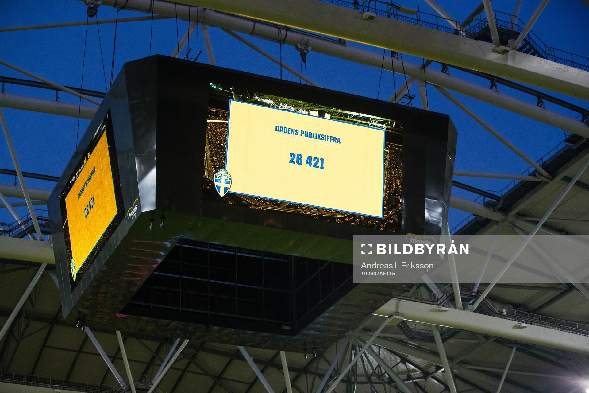 The spectator count (26421) is presented