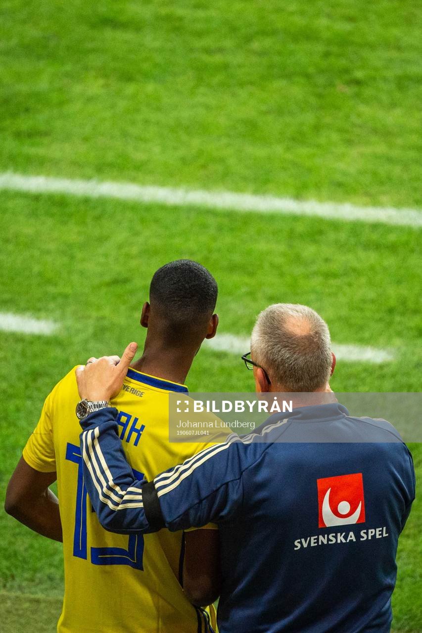 Alexander Isak and head coach Janne Andersson of Sweden