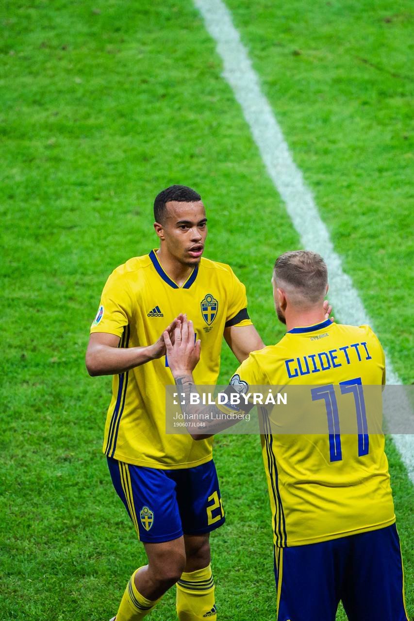 Robin Quaison changes with John Guidetti of Sweden