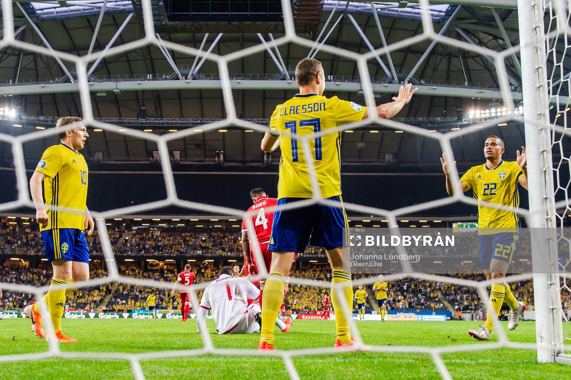 Viktor Claesson celebrate with Emil Forsberg and Robin