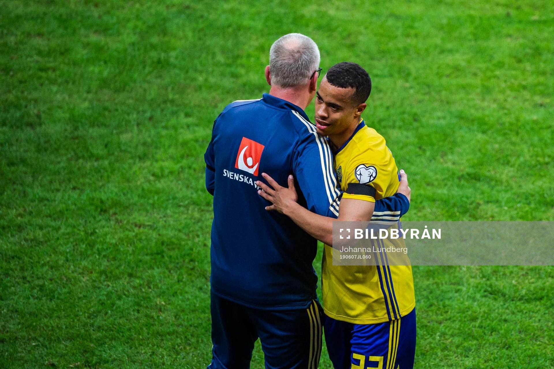 Head coach Janne Andersson and Robin Quaison of Sweden