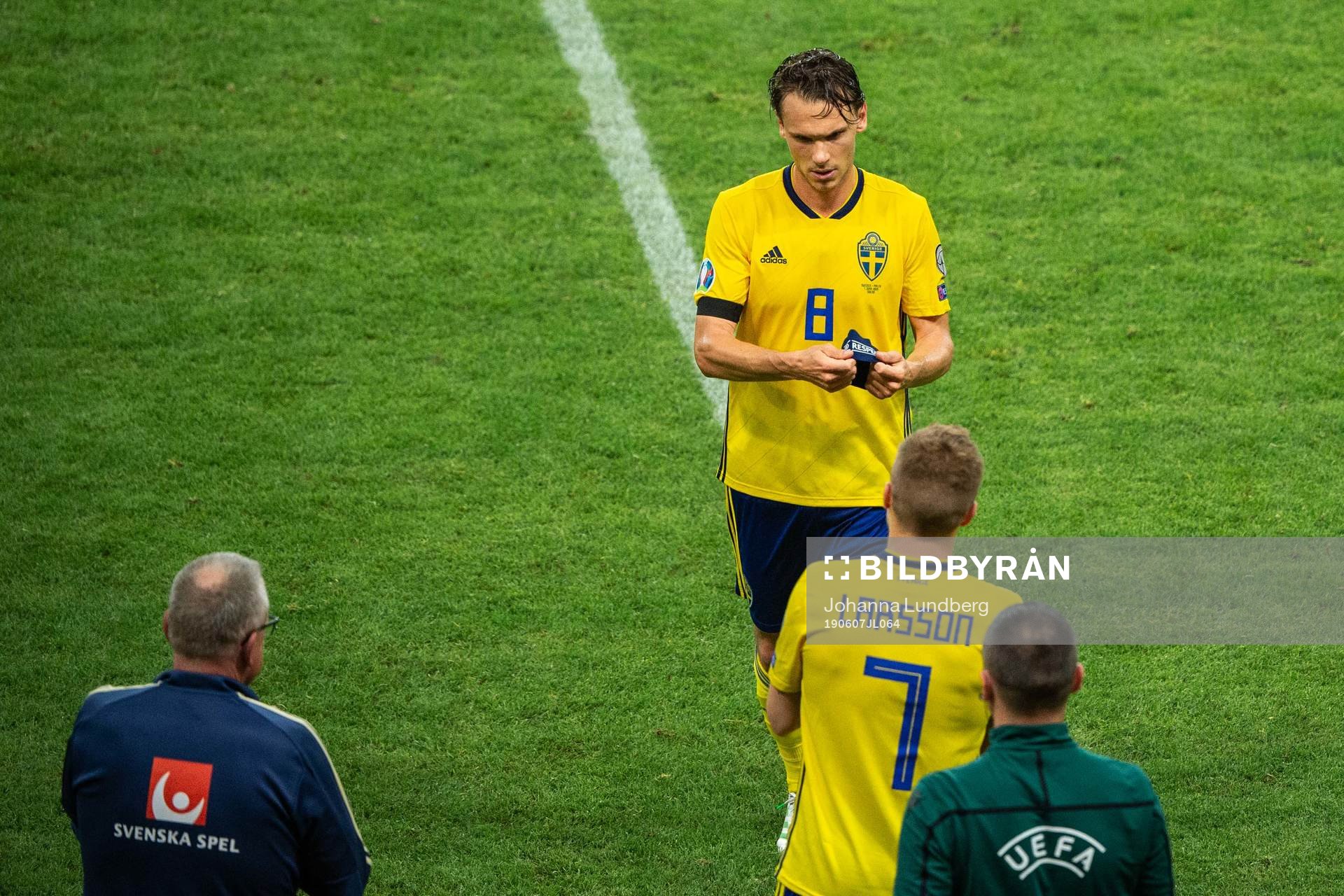 Albin Ekdal changes with Sebastian Larsson of Sweden
