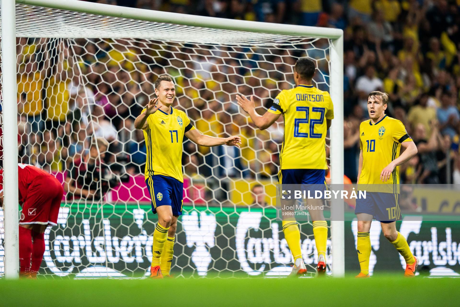 Viktor Claesson celebrate with Robin Quaison and Emil
