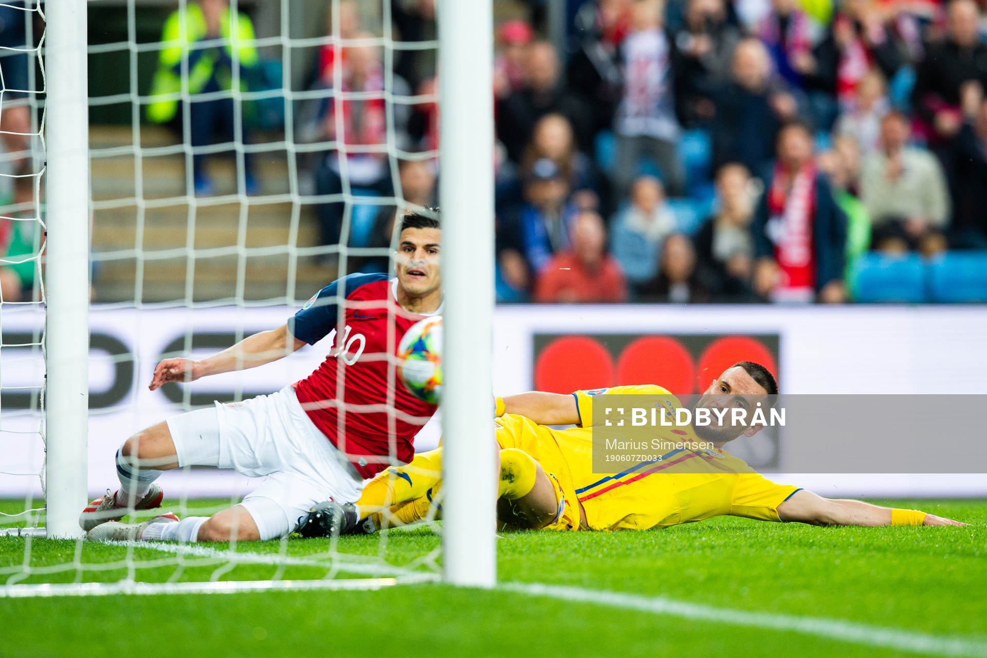 Tarik Elyounoussi of Norway scores the 1-0 goal