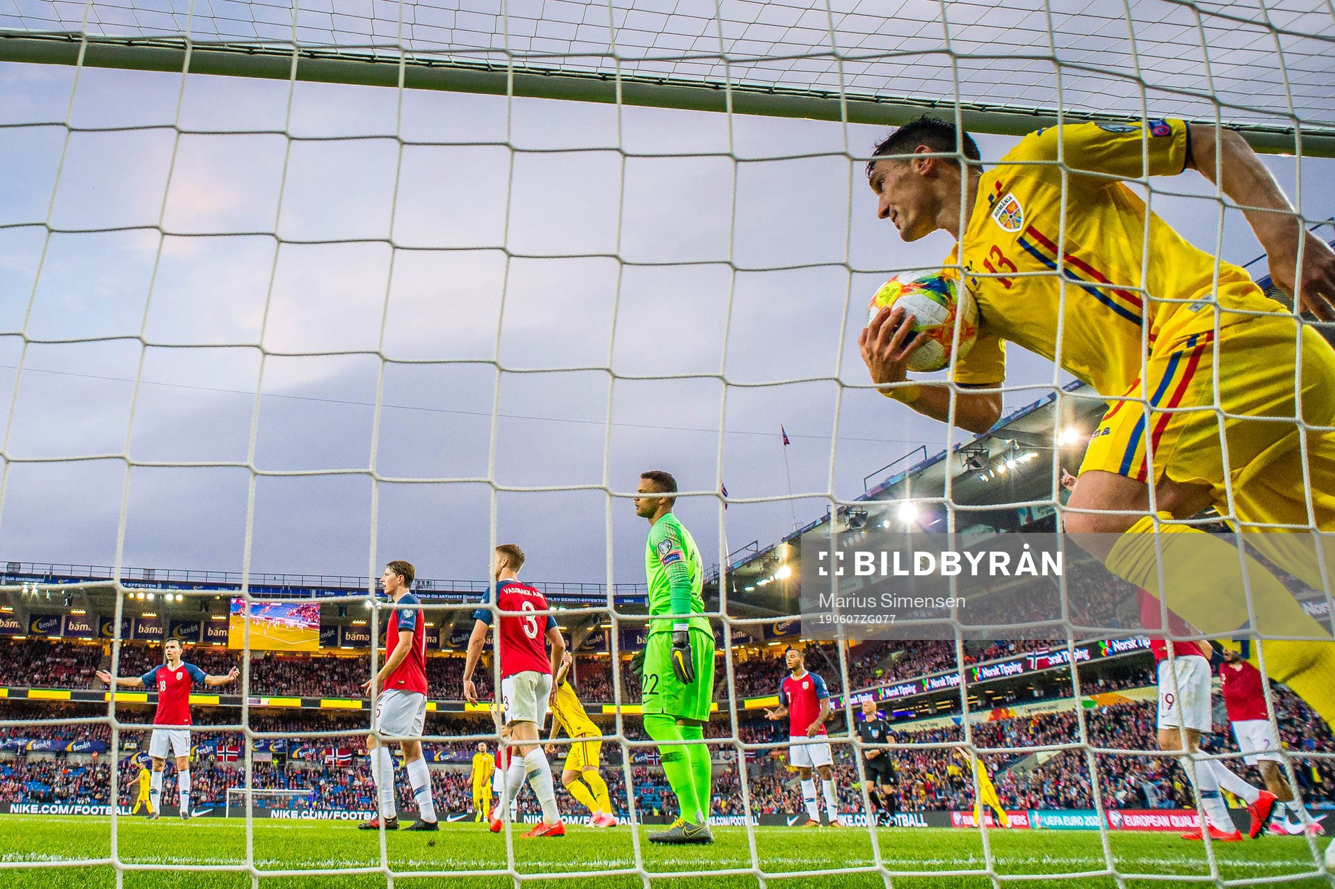 Claudiu Keseru of Romania celebrates
