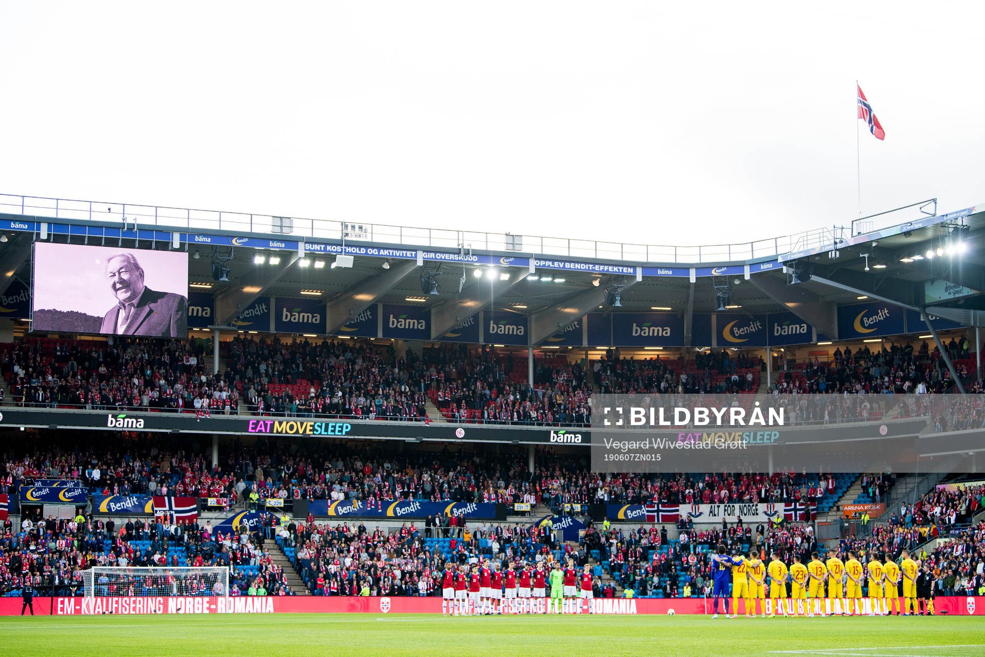The two teams during one minute of silence in honor of former FIFA President Lennart Johansson ahead of the UEFA Euro Qualifier football match between Norway and Romania on June 7, 2019 in Oslo.