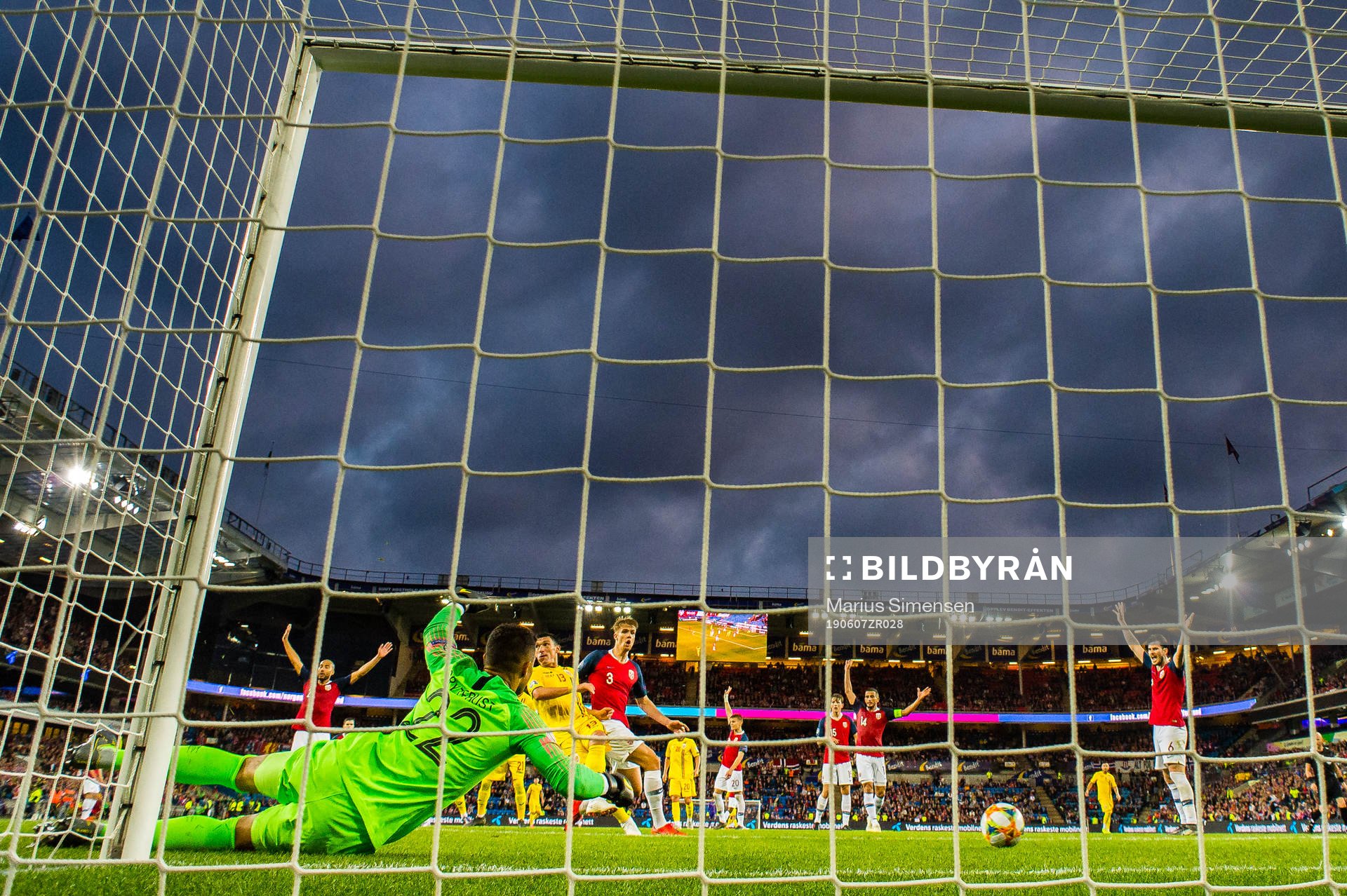 Claudiu Keșerü of Romania scores the 2-2 goal during the UEFA Euro qualifier football match between Norway and Romania on June 7, 2019 in Oslo.
