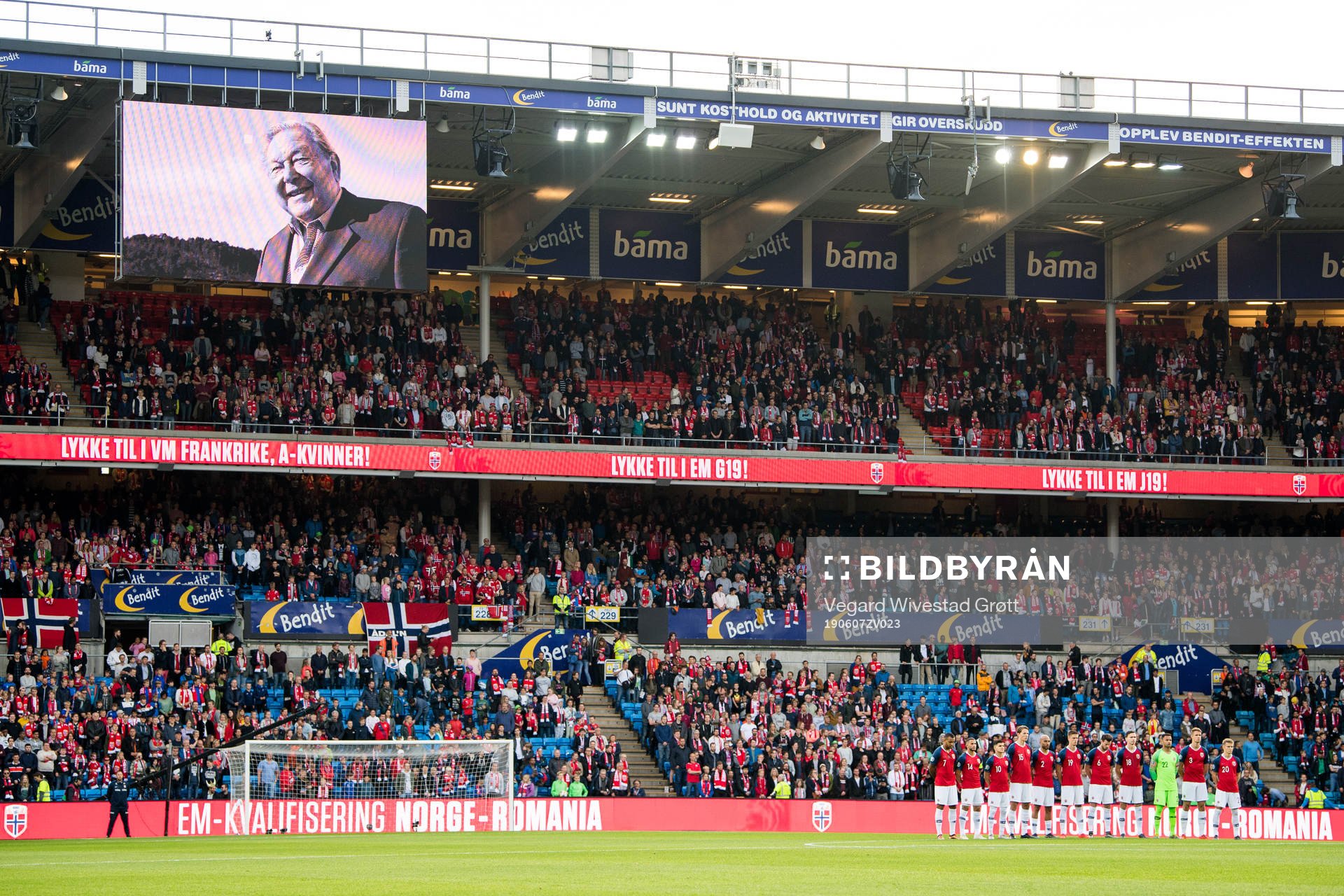 Joshua King, Omar Elabdellaoui, Tarik Elyounoussi, Sander Berge, Haitam Aleesami, Markus Henriksen, Håvard Nordtveit, Ole Kristian Selnæs, goalkeeper Sten Grytebust, Kristoffer Ajer and Martin Ødegaard during one minute of silence in honor of former FIFA President Lennart Johansson ahead of the UEFA Euro Qualifier football match between Norway and Romania on June 7, 2019 in Oslo.