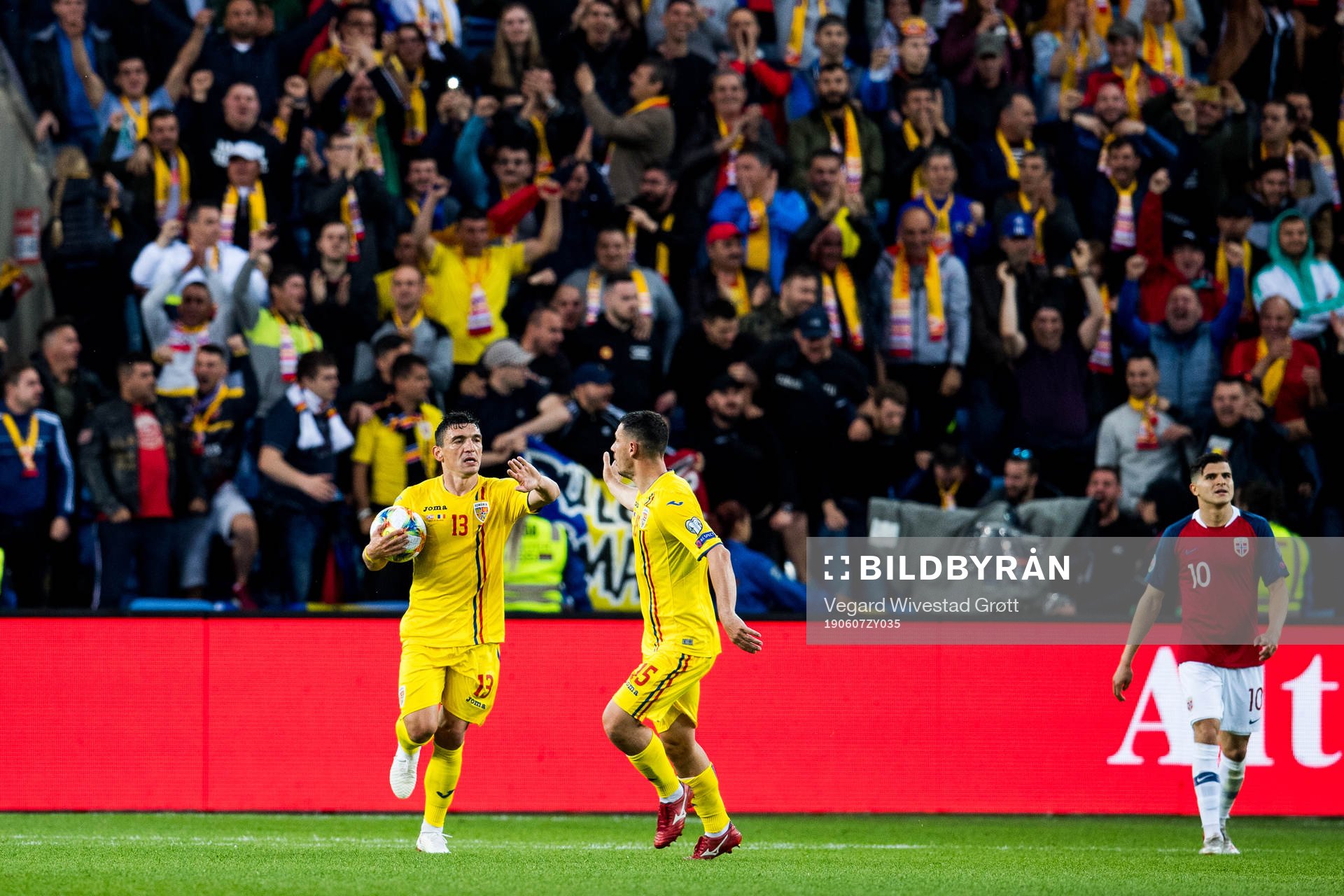 Claudiu Keseru of Romania celebrates