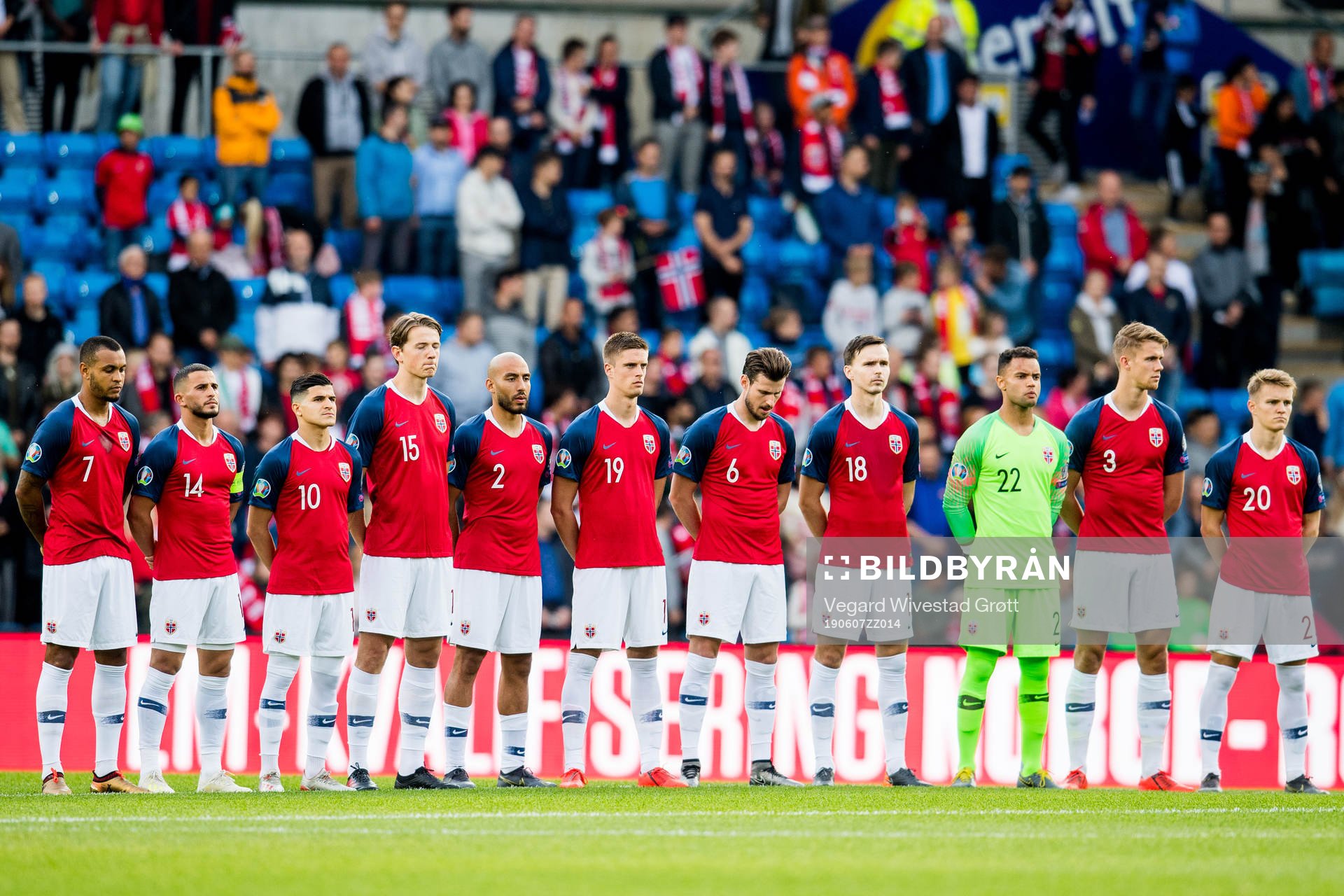 Joshua King, Omar Elabdellaoui, Tarik Elyounoussi, Sander Berge, Haitam Aleesami, Markus Henriksen, Håvard Nordtveit, Ole Kristian Selnæs, goalkeeper Sten Grytebust, Kristoffer Ajer and Martin Ødegaard during one minute of silence in honor of former FIFA President Lennart Johansson ahead of the UEFA Euro Qualifier football match between Norway and Romania on June 7, 2019 in Oslo.