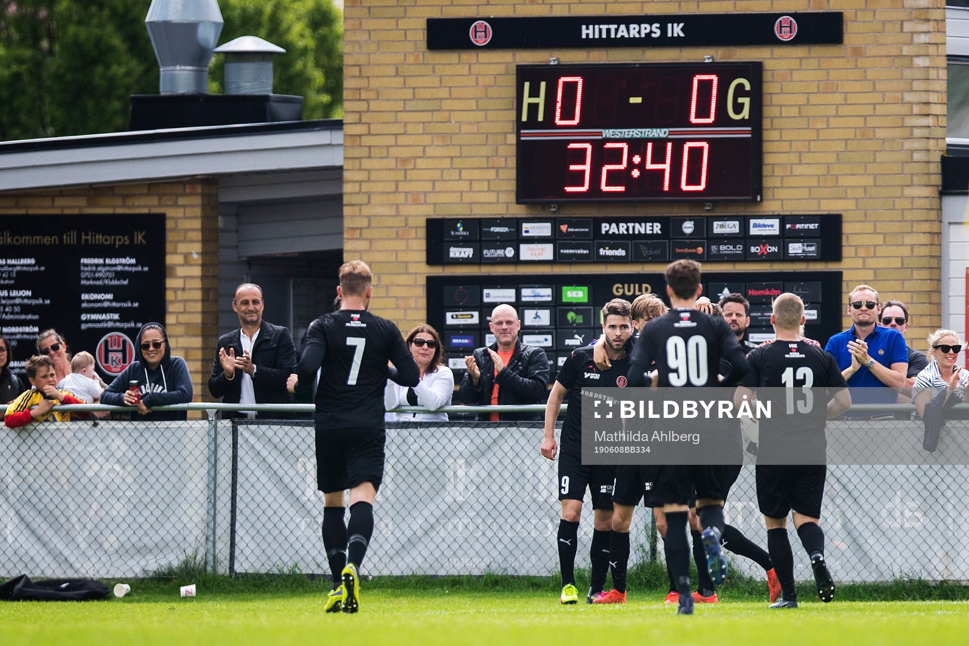 Hittarps Edis Agelius jublar med lagkamrater