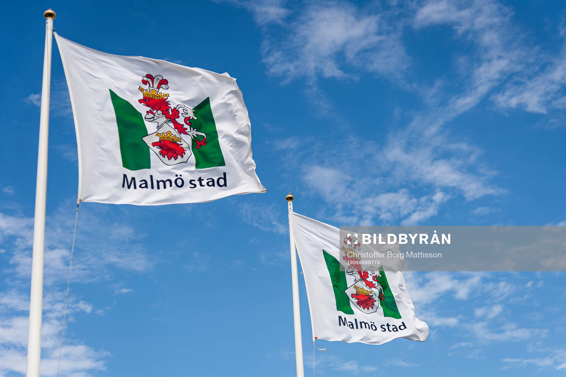 Flaggor med Malmö Stads logotype på