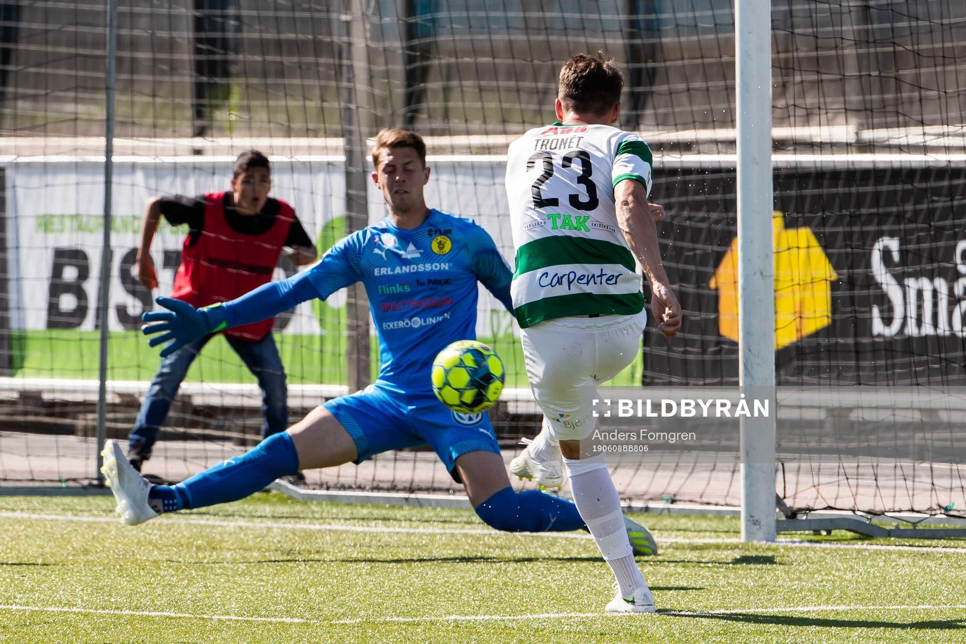 Västerås Filip Tronet gör 1-0