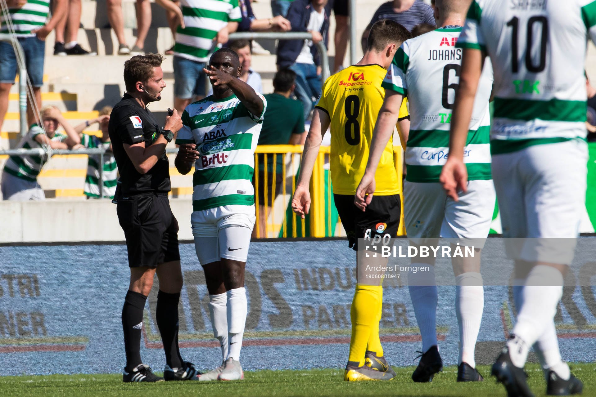 Västerås Ravy Tsouka Dozi och domaren Joakim Östling under fotbollsmatchen i Superettan mellan Västerås och Frej den 27 maj 2019 i Västerås.