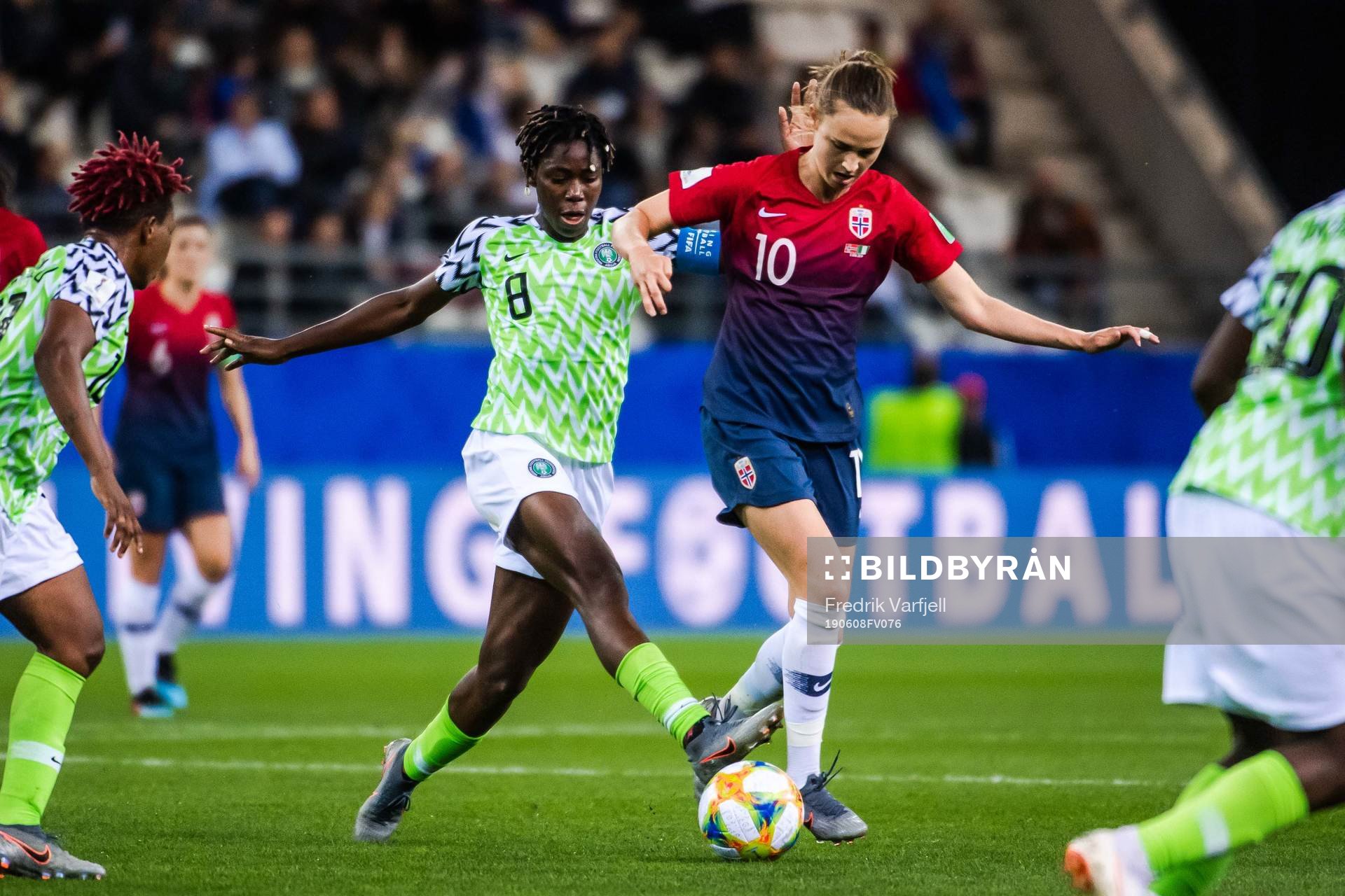 Caroline Graham Hansen of Norway and Asisat Oshoala of