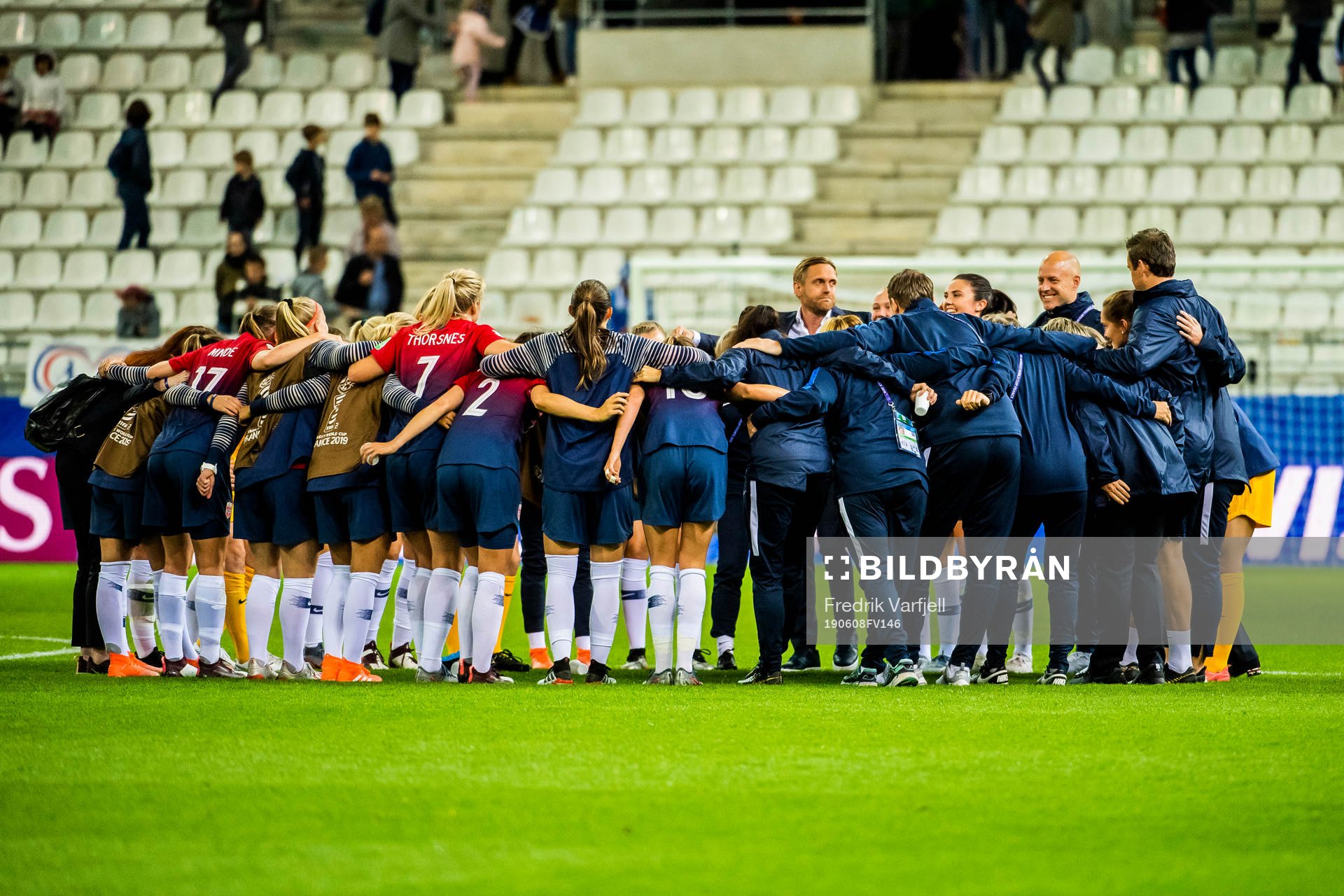 Martin Sjögren, head coach of Norway, with the team and