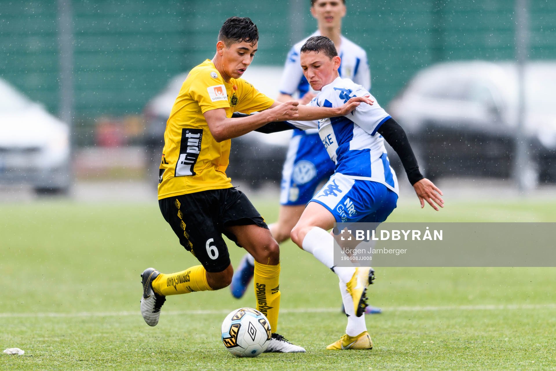 Elfsborgs Max Sandberg och IFK Göteborgs Guga Gatjetjiladze under fotbollsmatchen för P16 mellan Elfsborg och IFK Göteborg den 8 juni 2019 i Borås.