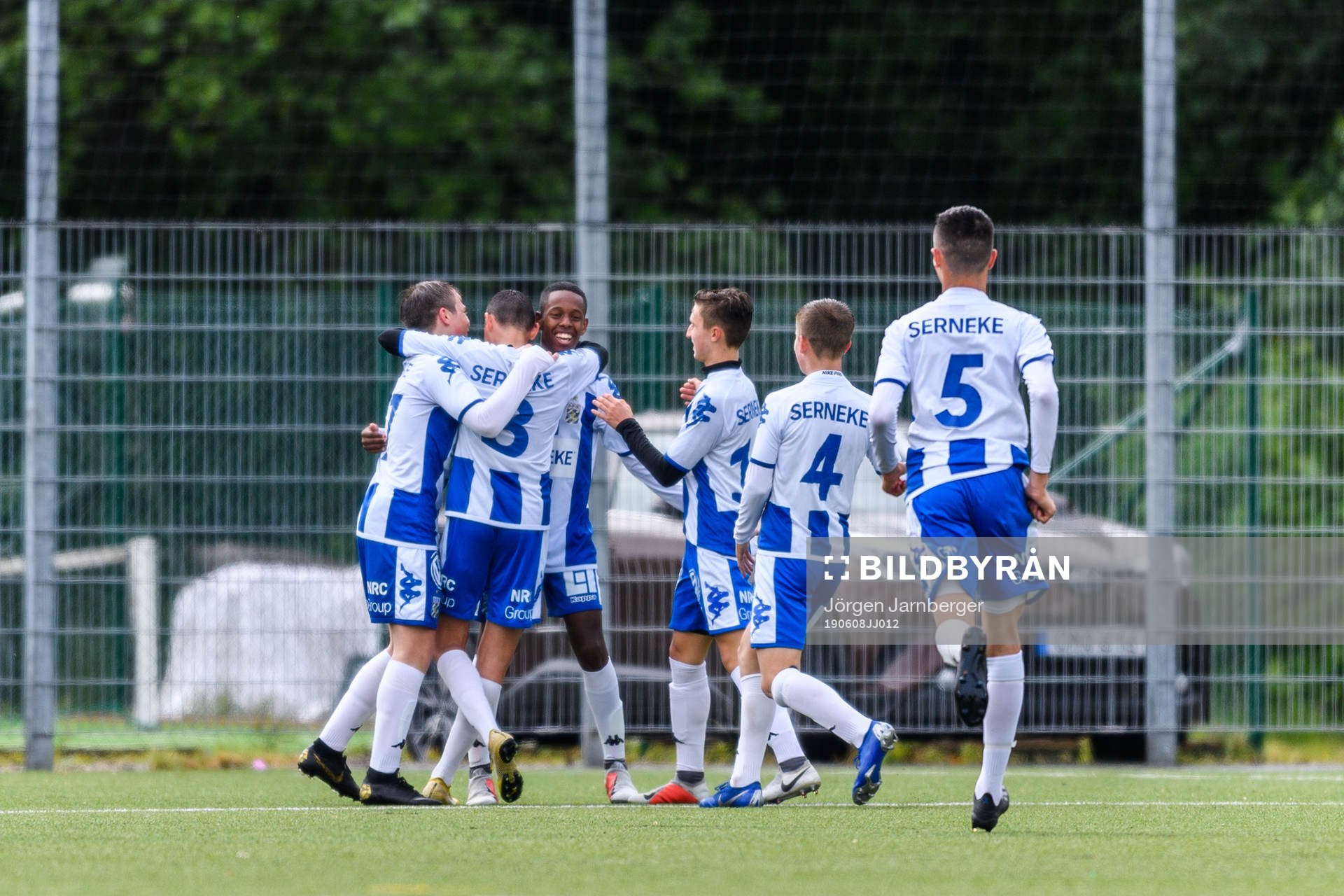 IFK Göteborgs Yonatan Yosef klappas om av lagkamraterna efter mål under fotbollsmatchen för P16 mellan Elfsborg och IFK Göteborg den 8 juni 2019 i Borås.