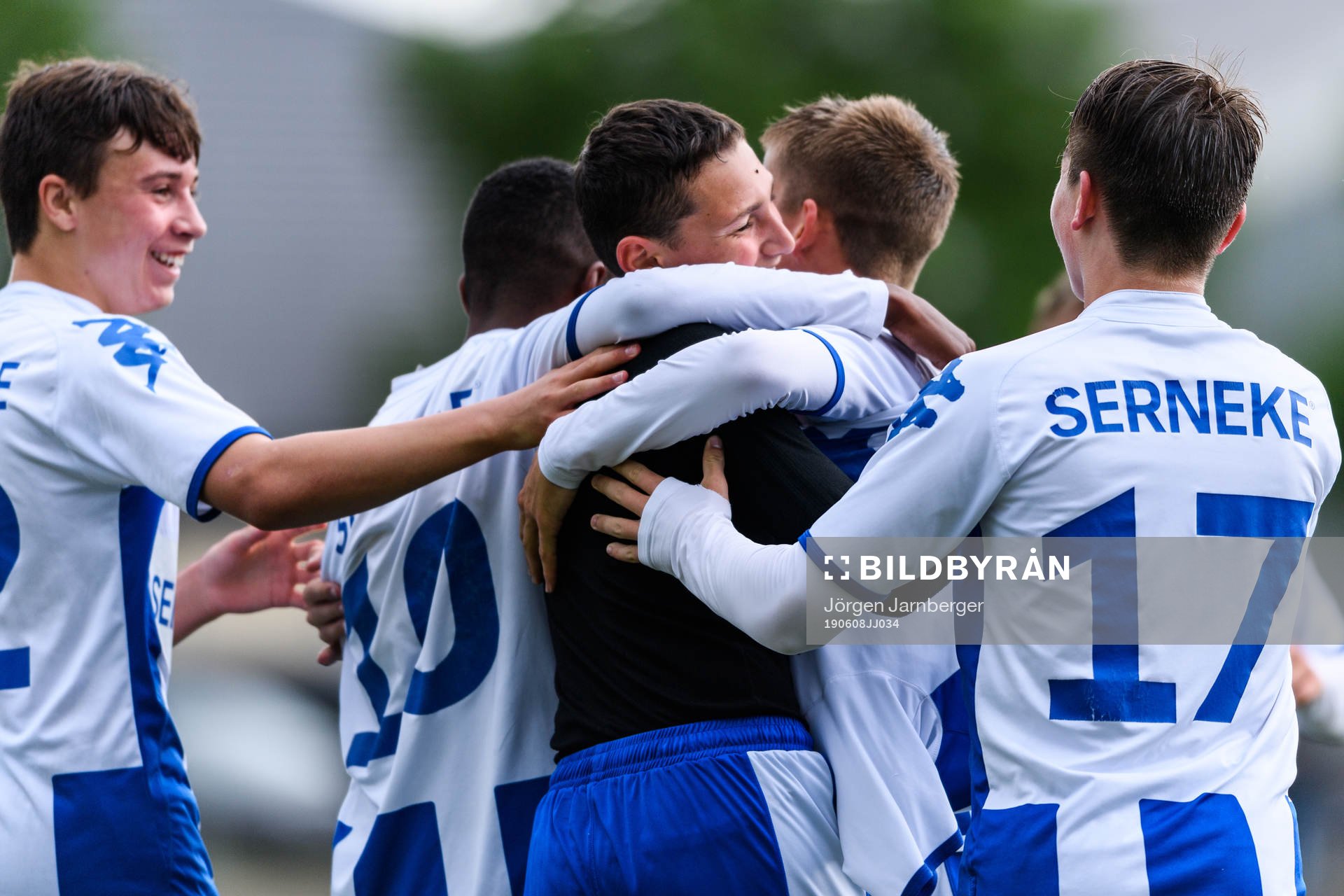 IFK Göteborgs Guga Gatjetjiladze kramas om av lagkamraterna efter 1-2 under fotbollsmatchen för P16 mellan Elfsborg och IFK Göteborg den 8 juni 2019 i Borås.