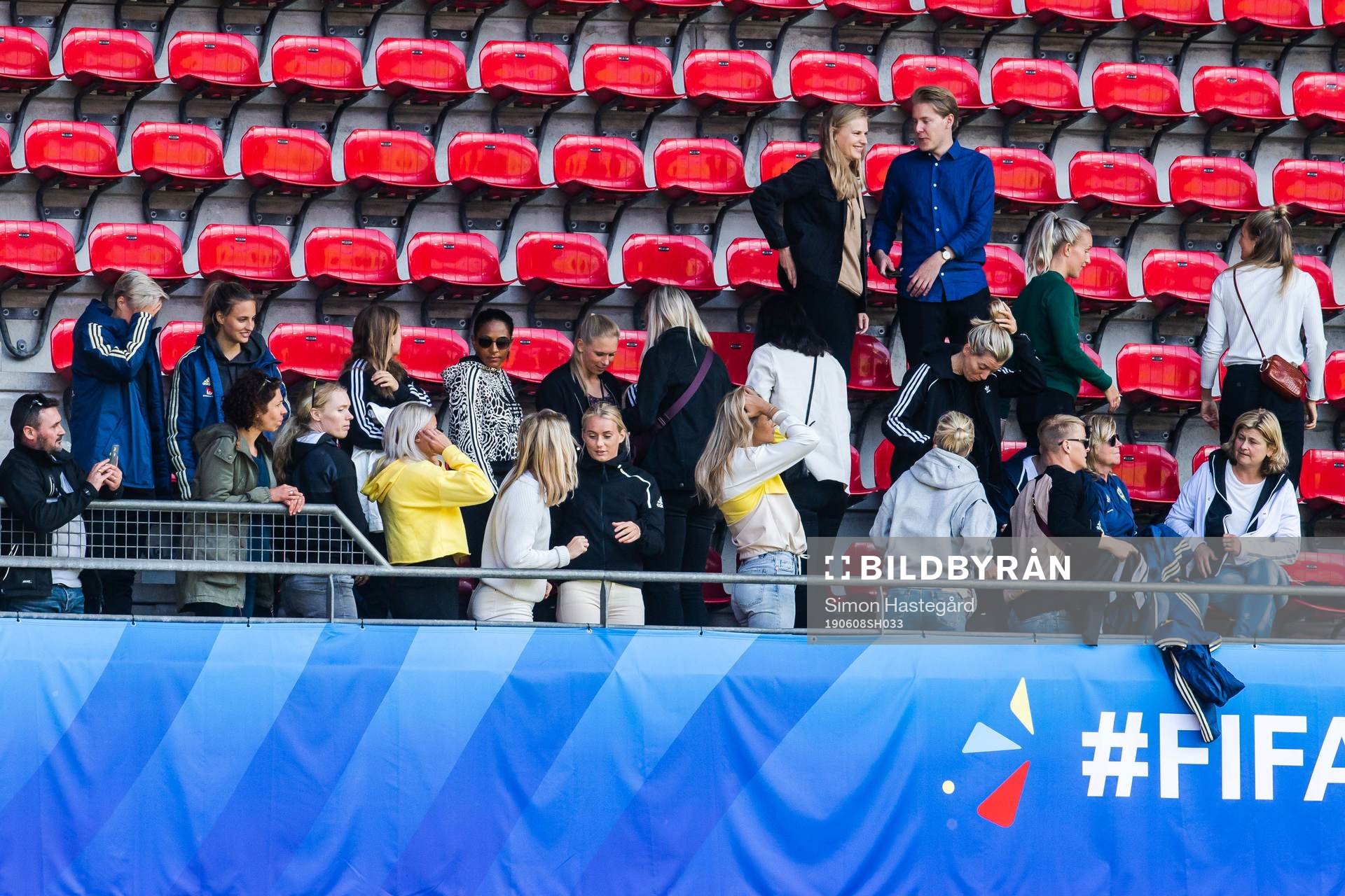 Players of Sweden in the stands