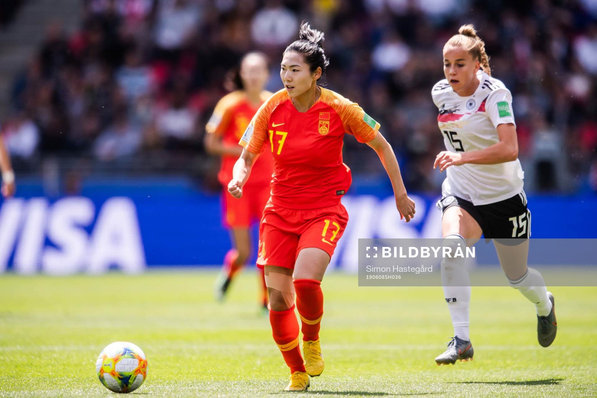 Yasha Gu of China and Giulia Gwinn of Germany