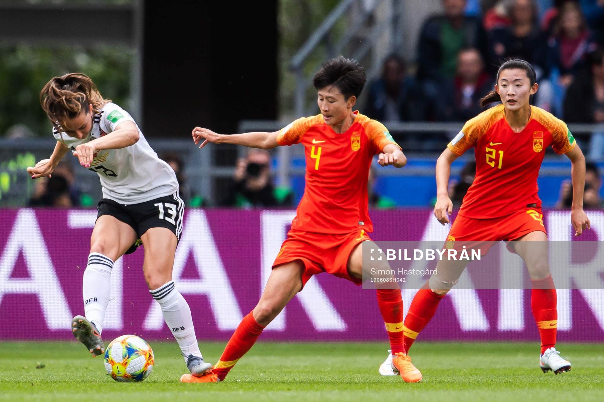 Sara Däbritz of Germany and Jiahui Lou of China