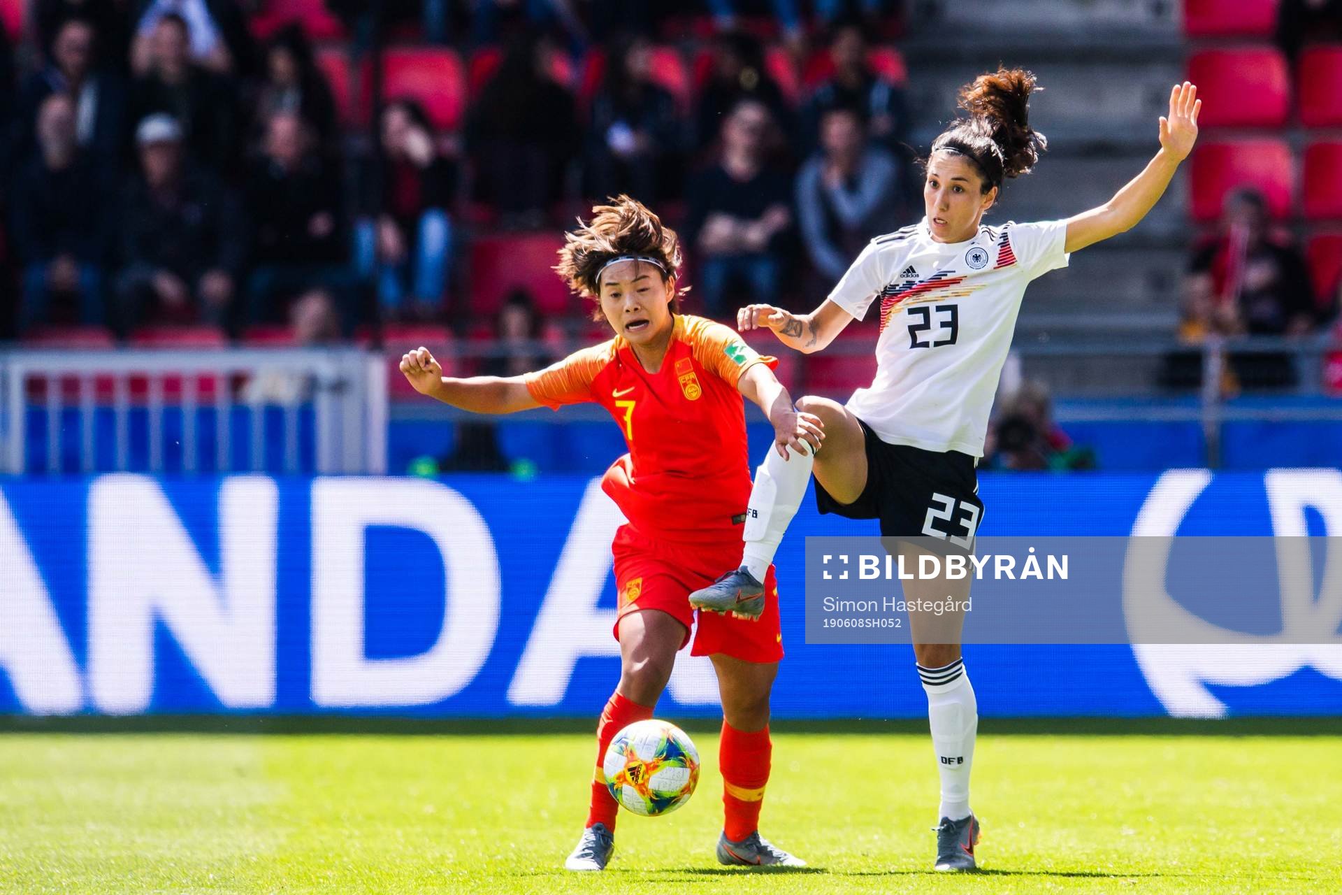 Shuang Wang of China and Sara Doorsoun of Germany