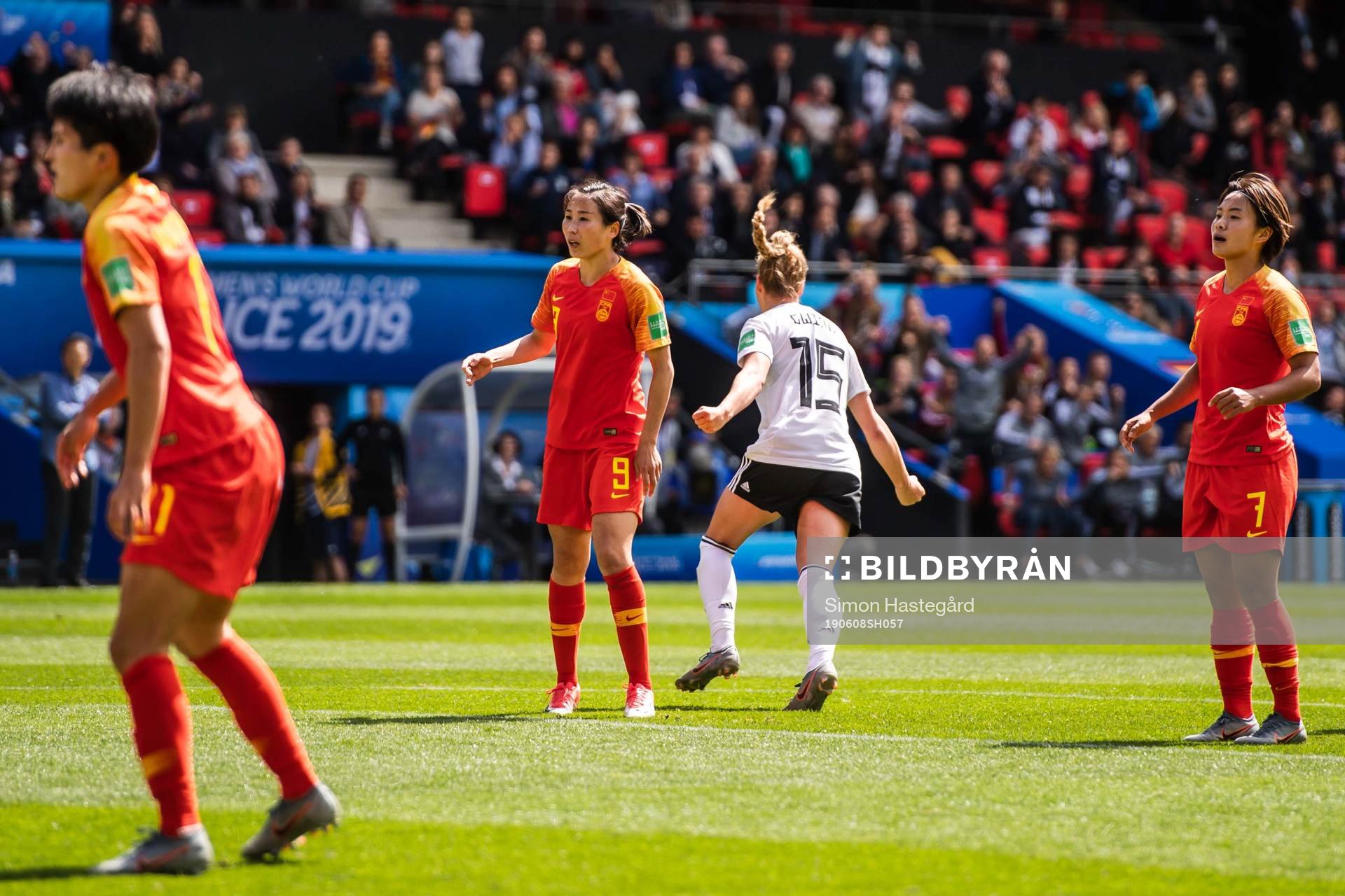 Li Yang and Shuang Wang of China look dejected while Giulia