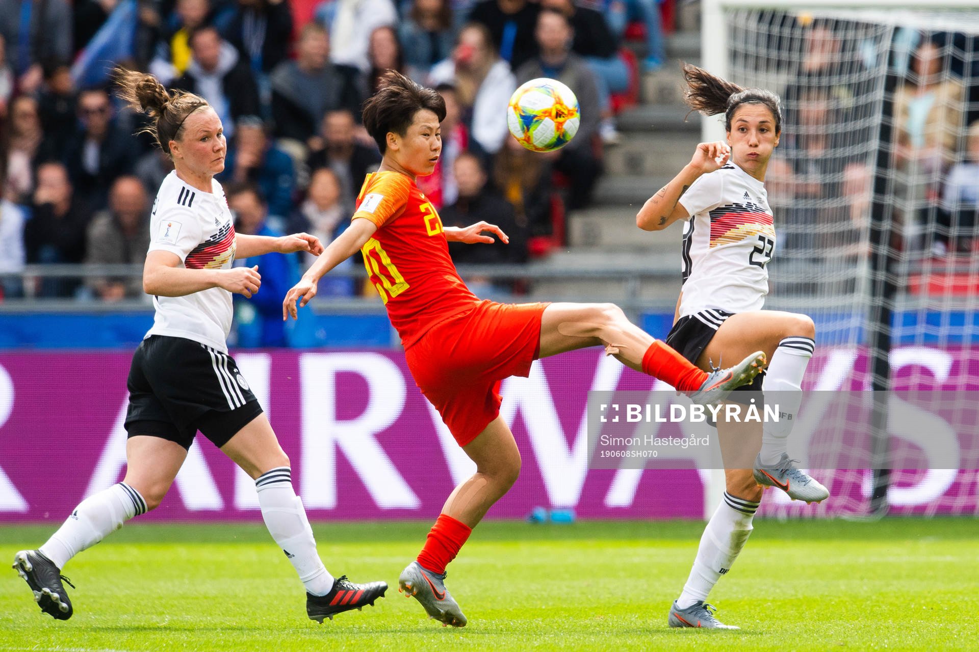 Rui Zhang of China and Sara Doorsoun of Germany