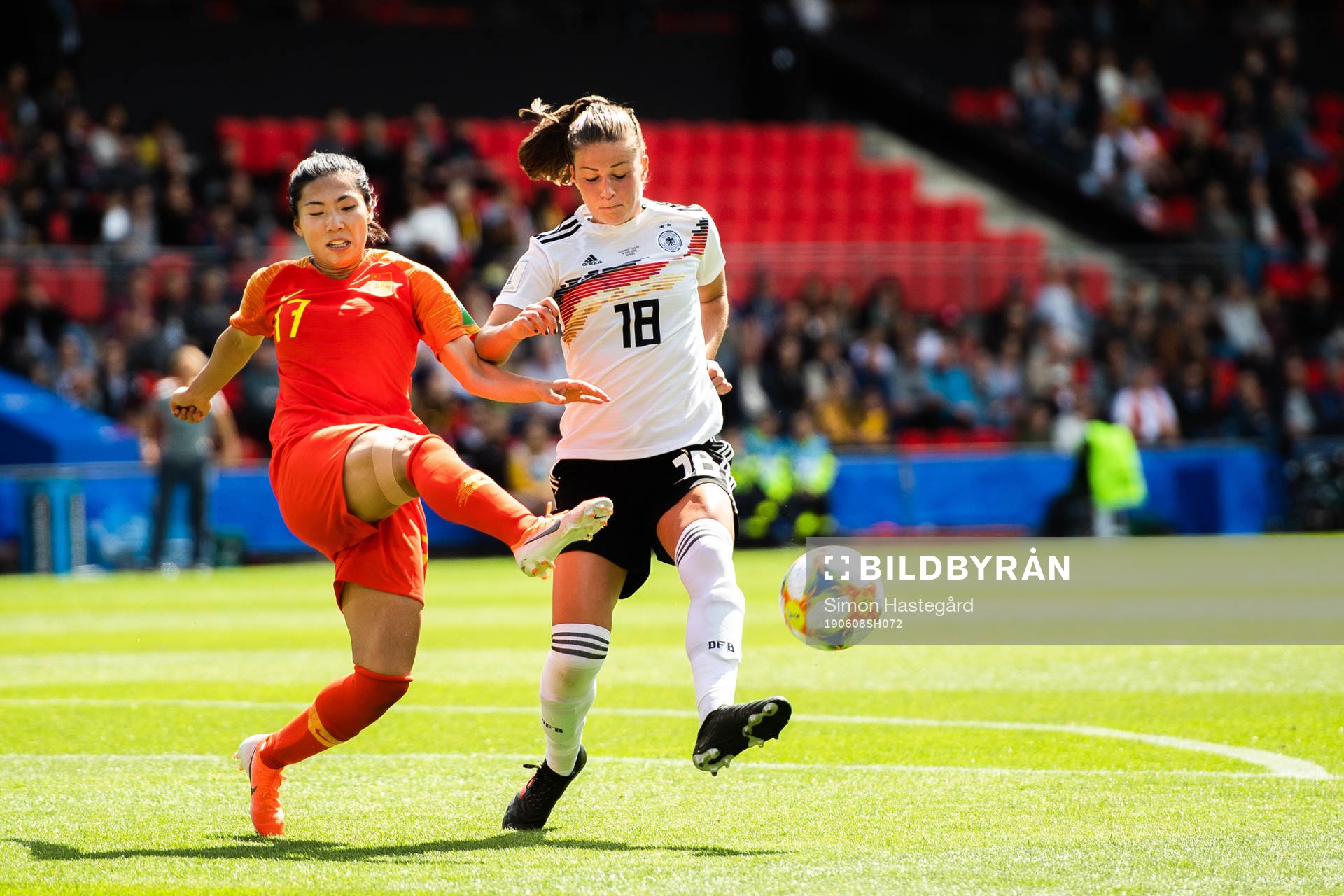 Yasha Gu of China and Melanie Leupolz of Germany