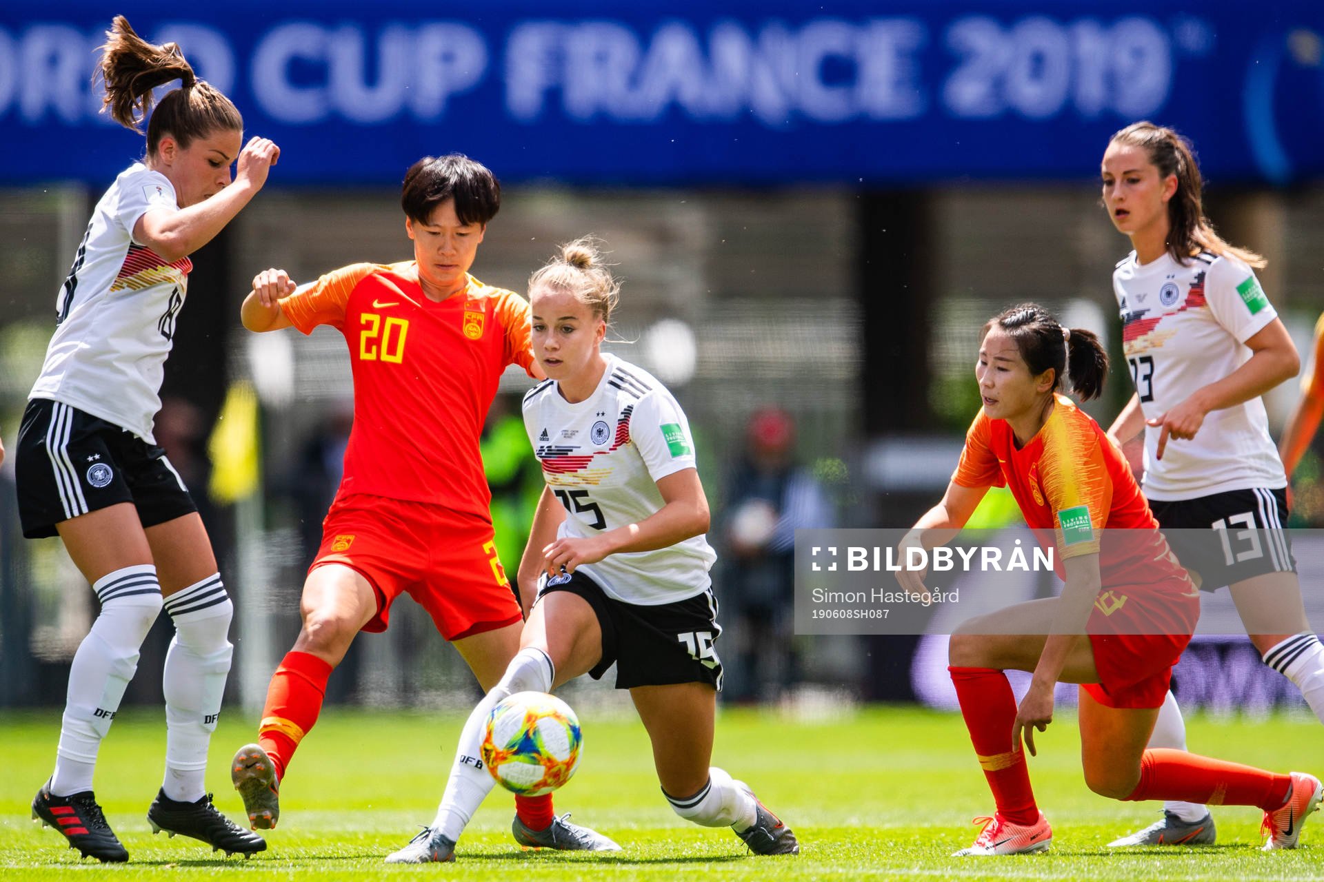 Melanie Leupolz , Giulia Gwinn and Sara Däbritz of Germany