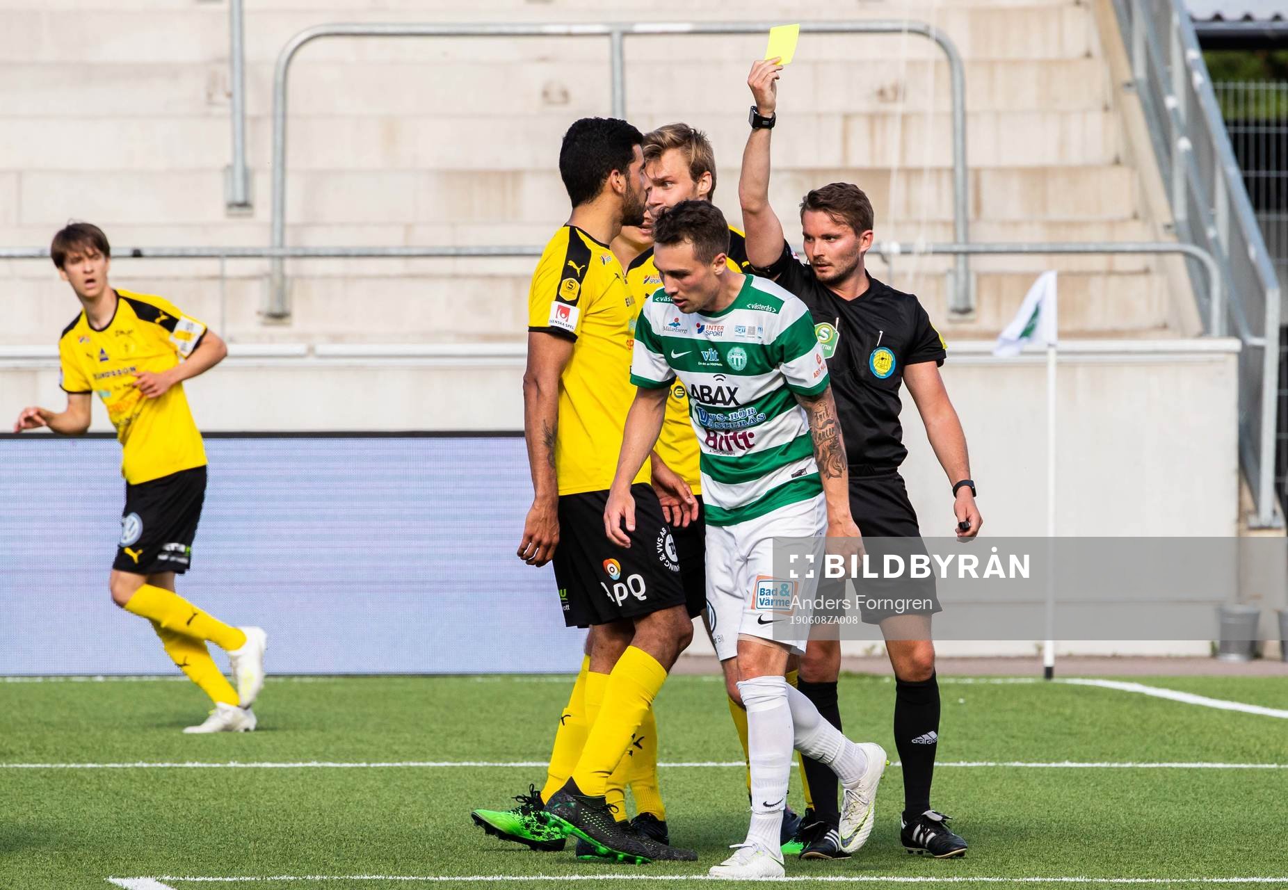 Västerås Filip Tronet tilldelas en varning av domare