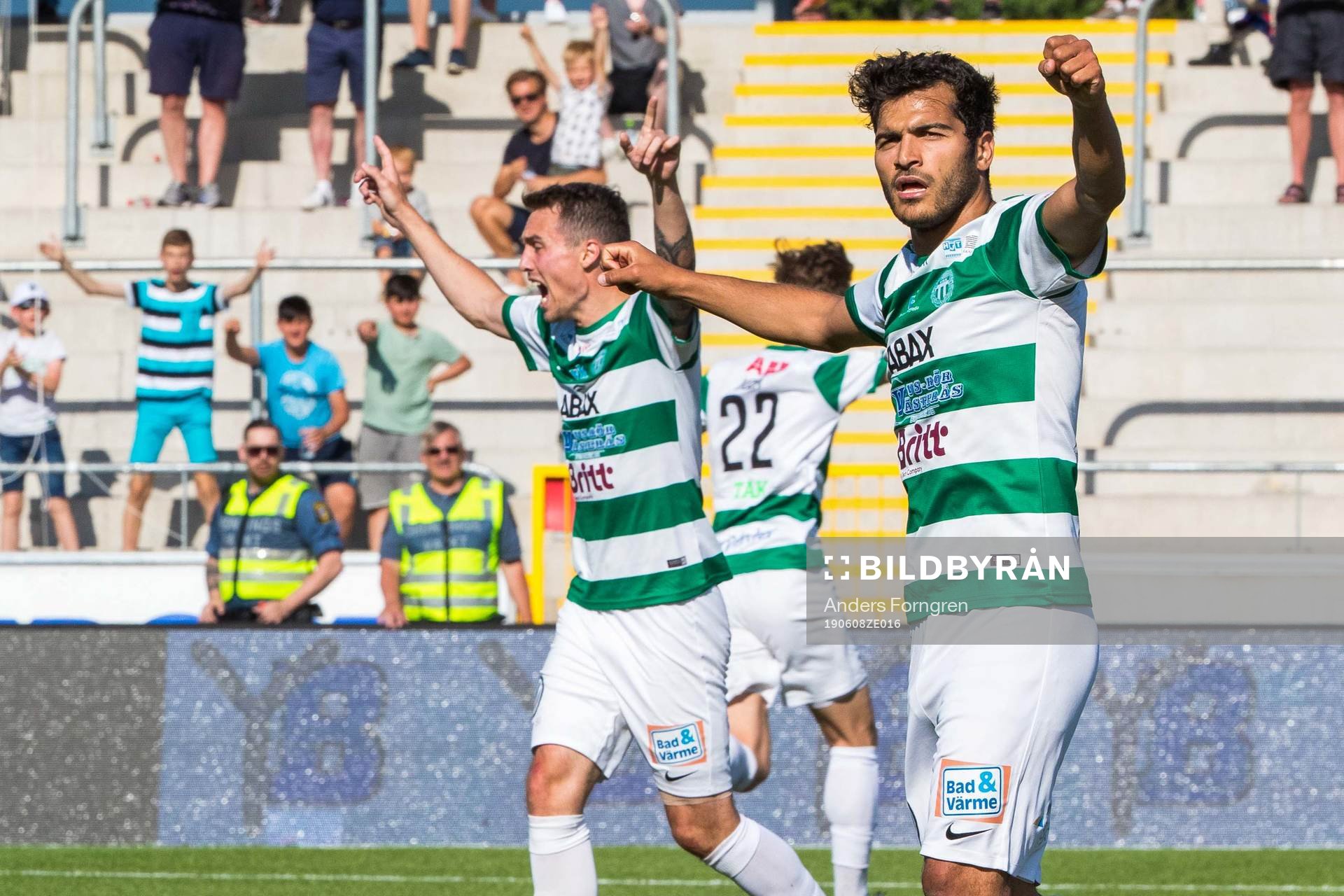 Västerås Filip Tronet och Karwan Safari jublar