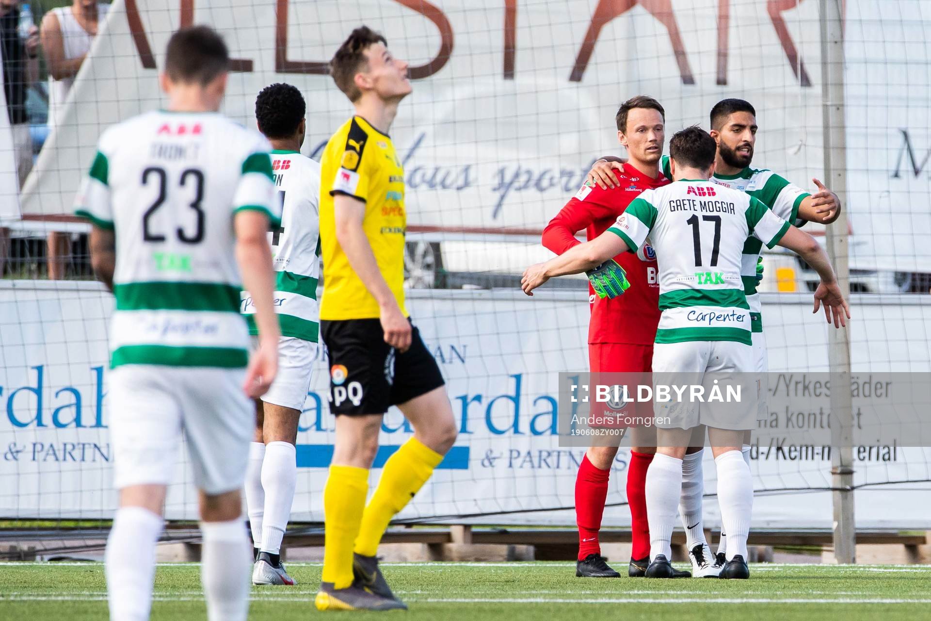 Västerås Sean Sabetkar, målvakt Anton Fagerström och