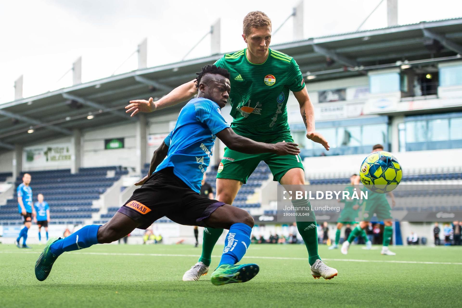 Halmstads Thomas Boakye och Dalkurds Alexander Ekblad under fotbollsmatchen i Superettan mellan Dalkurd och Halmstad den 9 juni 2019 i Gävle.