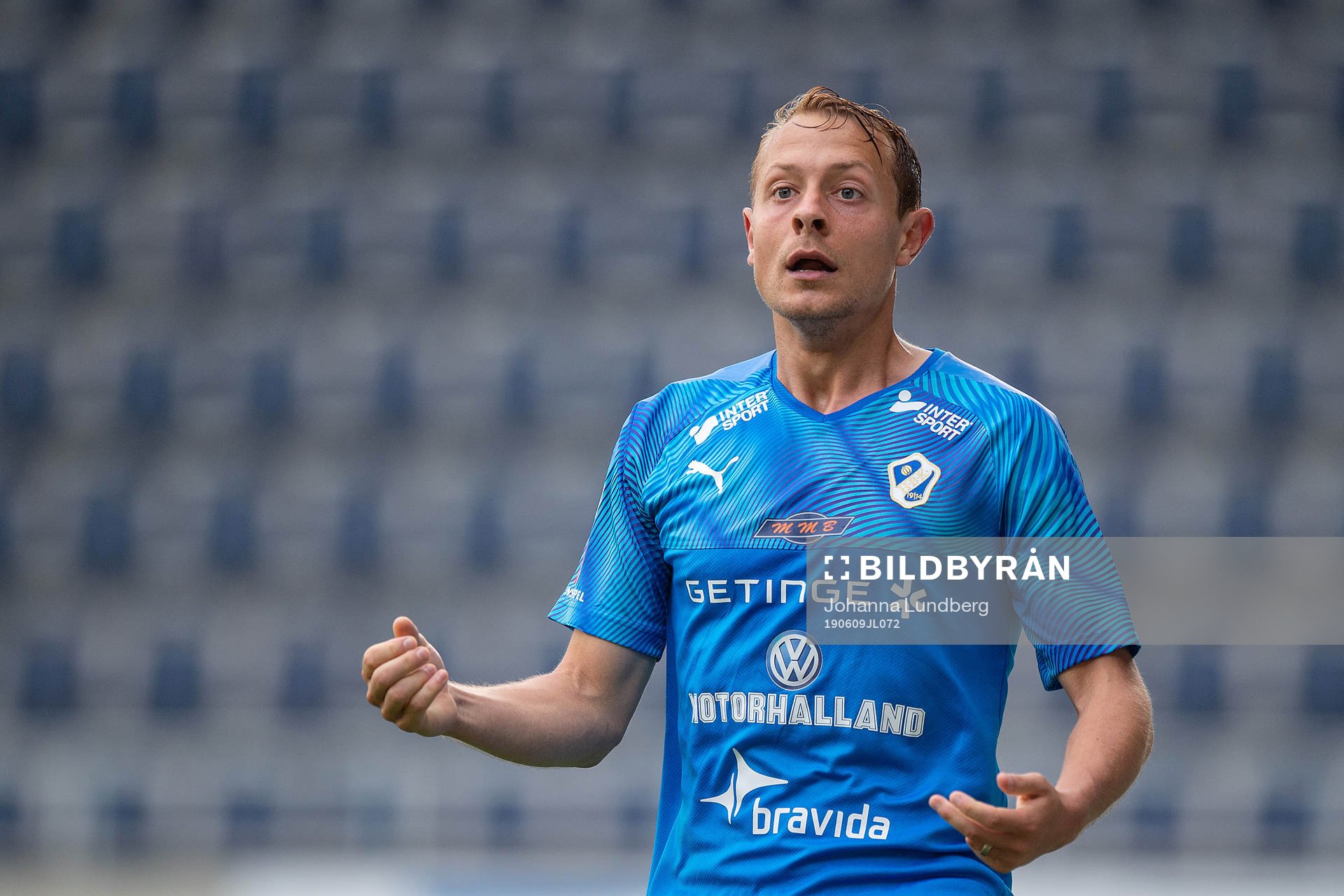 Halmstads Joel Allansson reagerar mot domaren