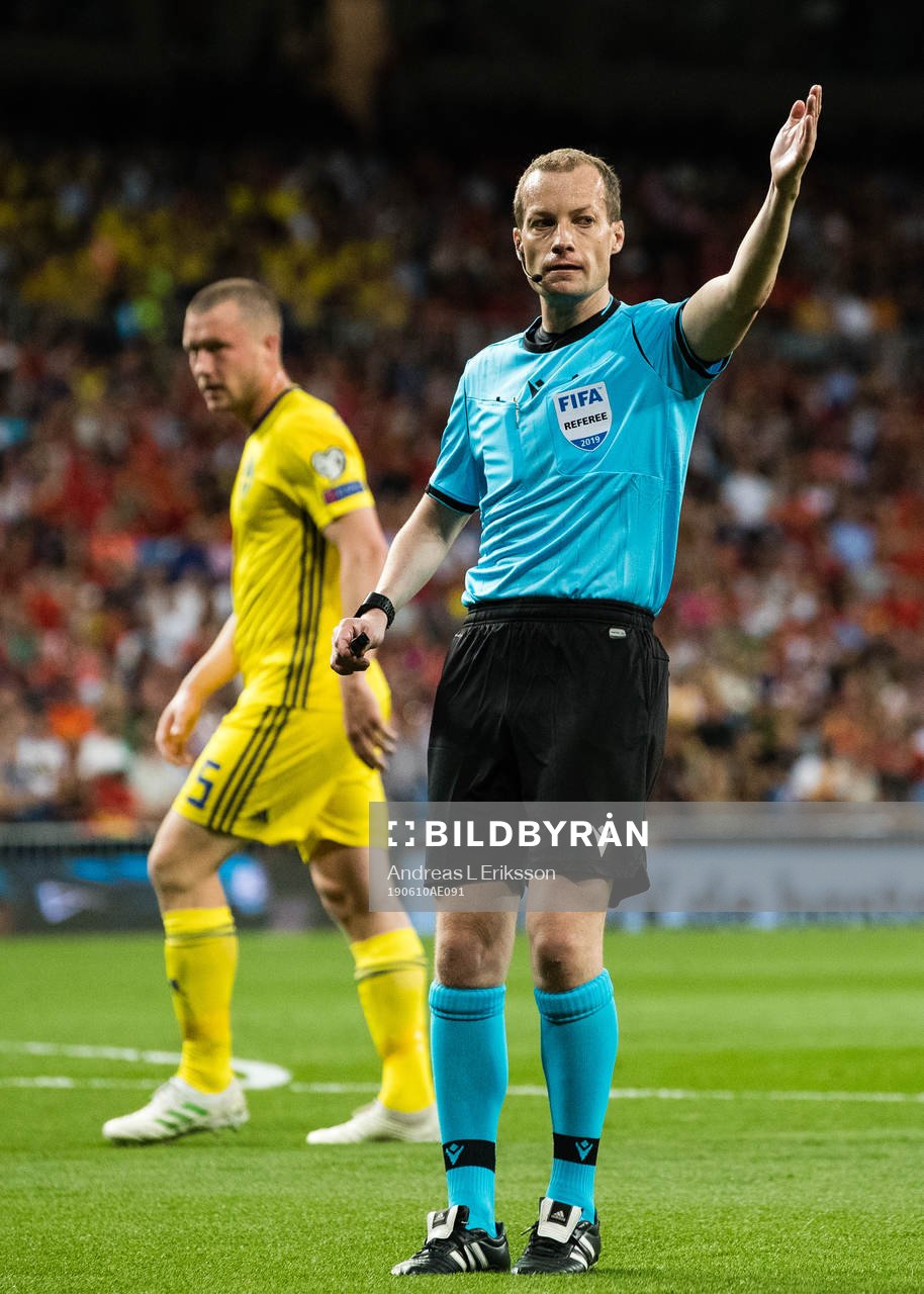 Jacob Johansson of Sweden and referee William Collum