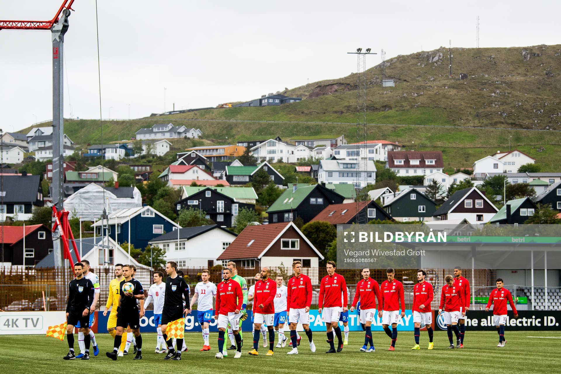 The players enter the pitch