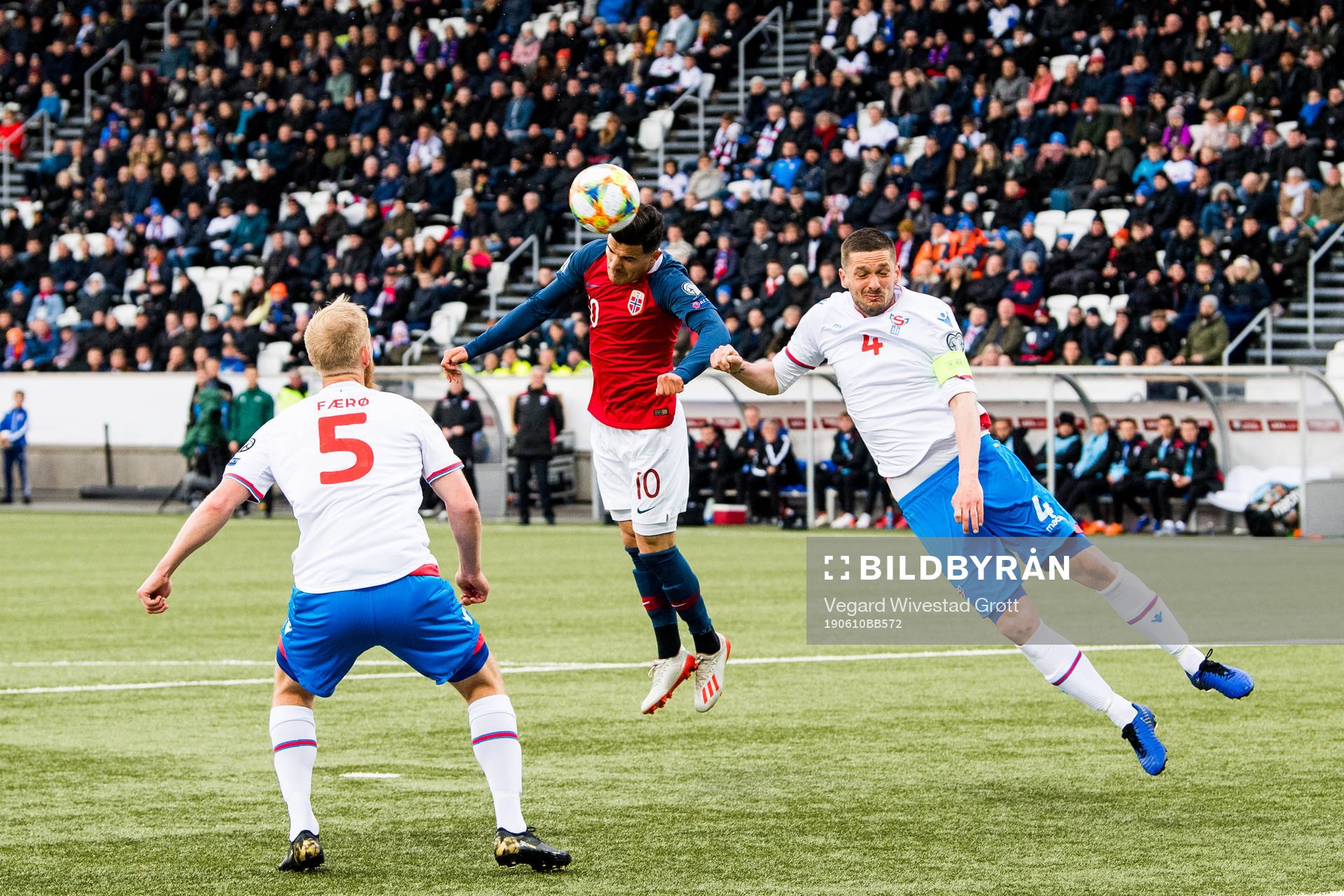 Tarik Elyounoussi of Norway and Atli Gregersen of Faroe