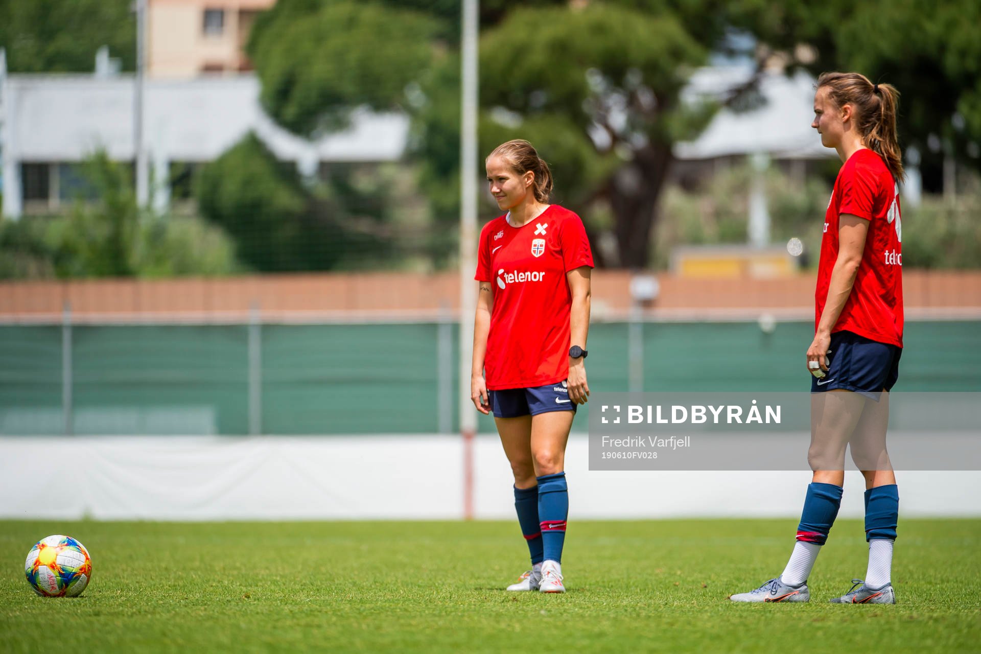 Caroline Graham Hansen and Guro Reiten of Norway