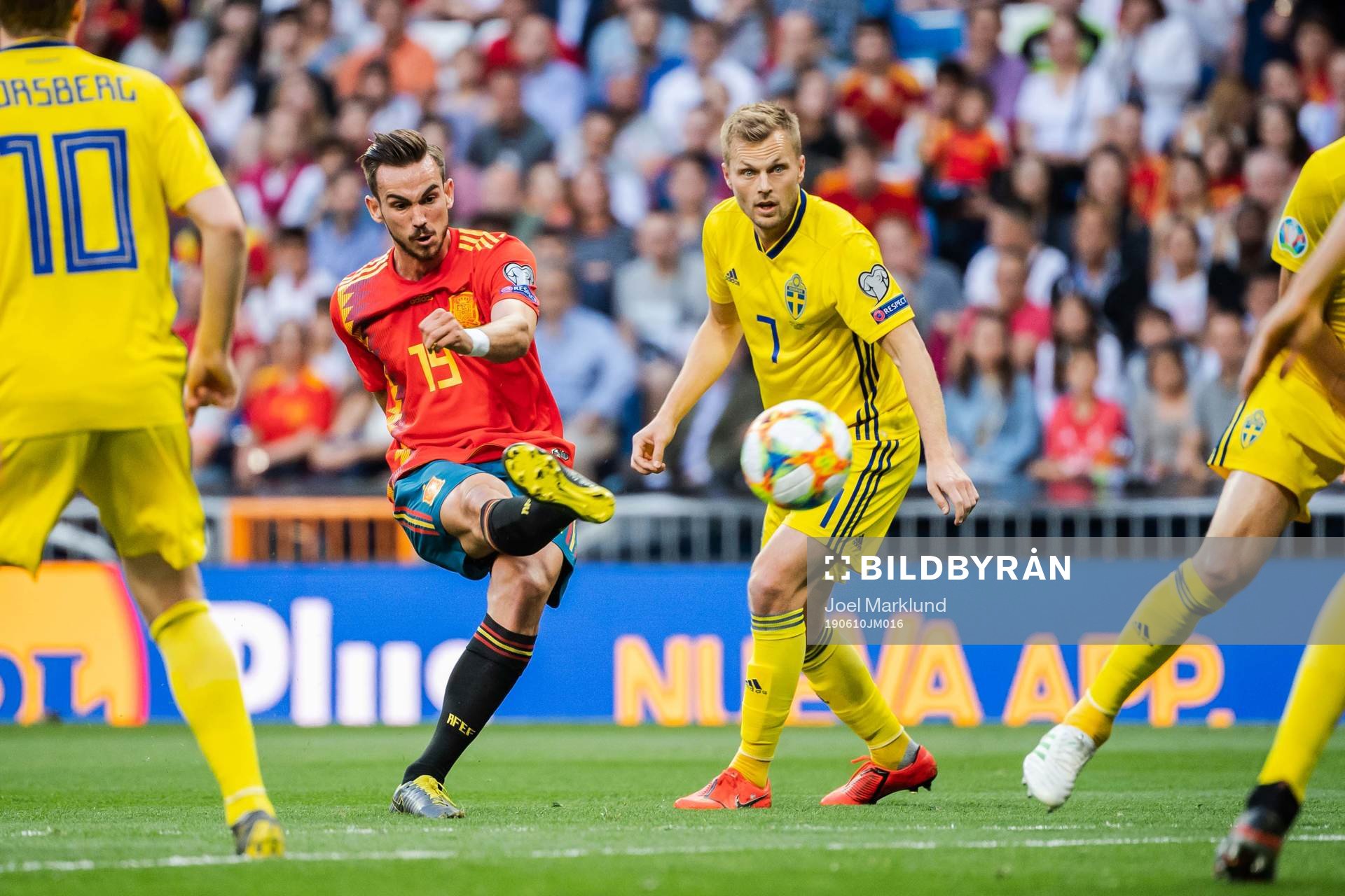 Fabián Ruiz of Spain and Sebastian Larsson of Sweden