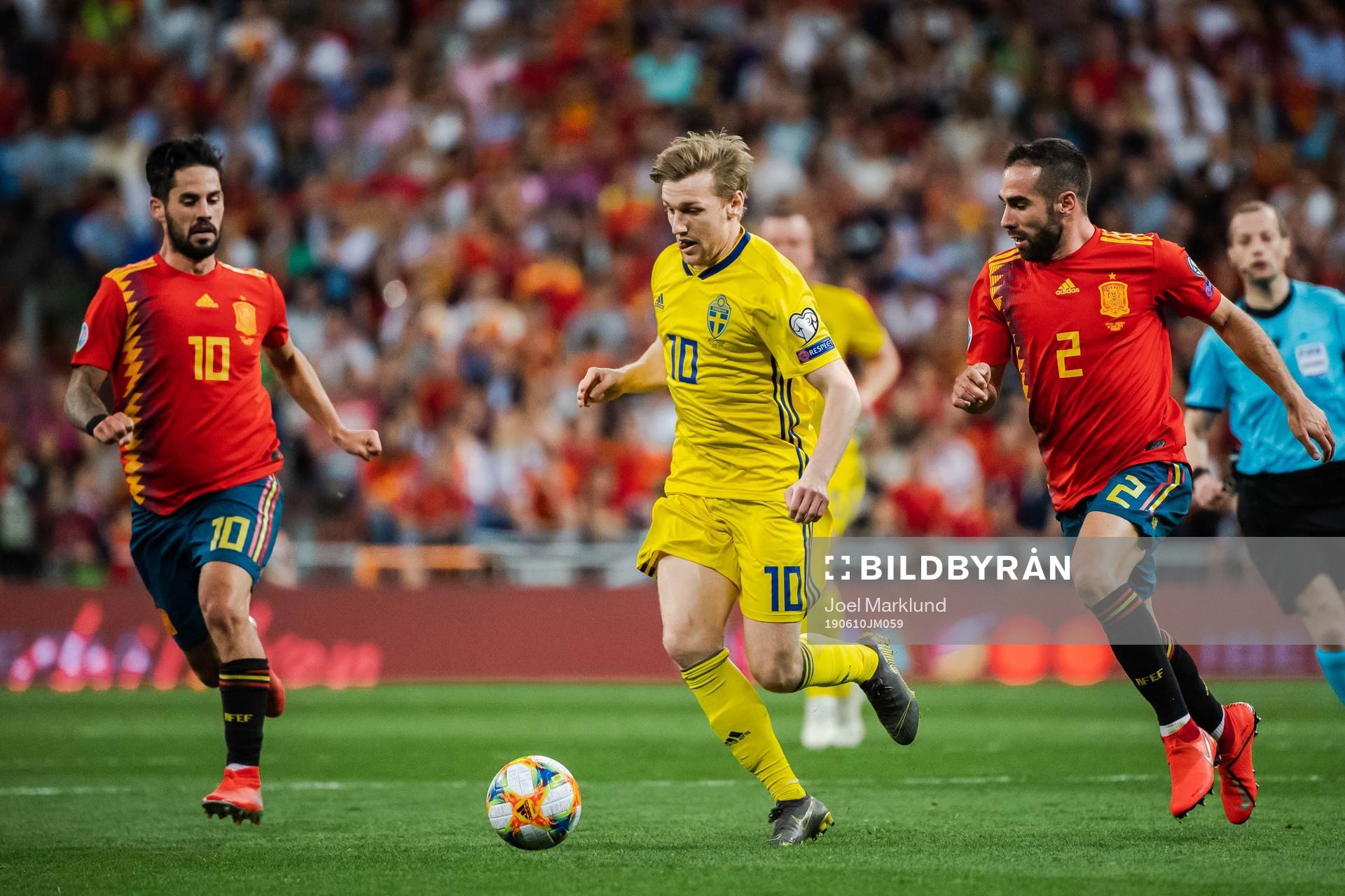 Emil Forsberg of Sweden against Isco and Dani Carvajal of