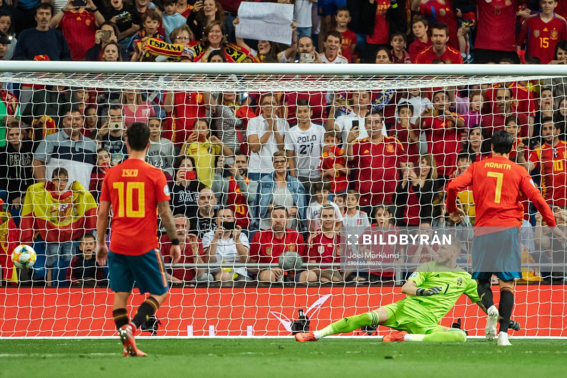 Alvaro Morata of Spain scores 2-0 behind goalkeeper Robin