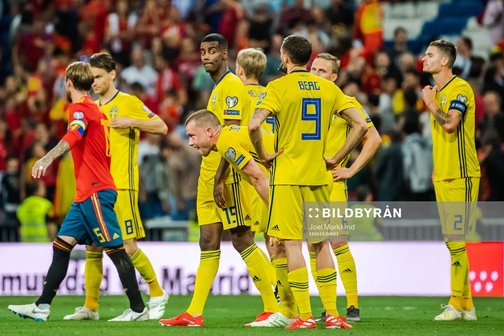 Alexander Isak of Sweden look dejected with teammates