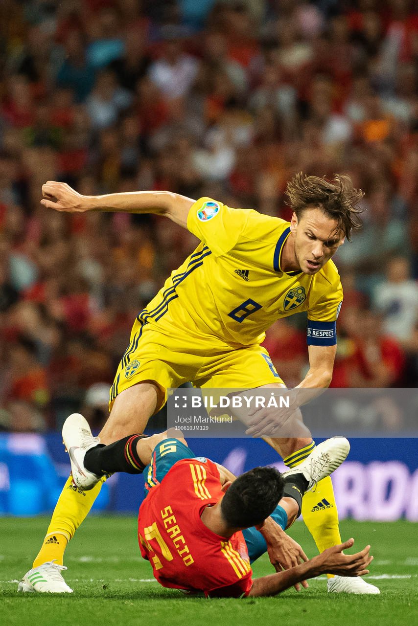 Albin Ekdal of Sweden above Sergio Busquets of Spain