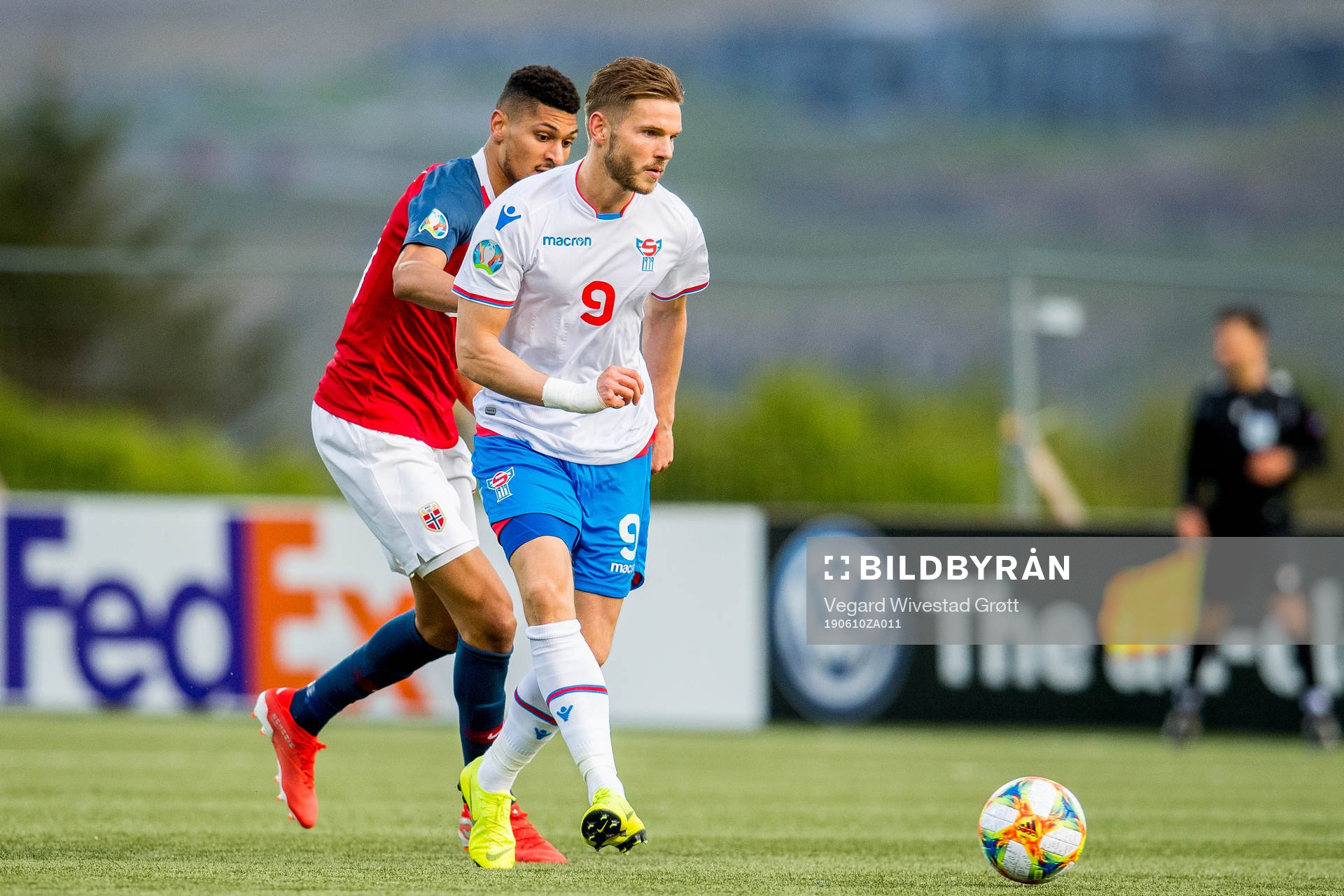 Bjørn Maars Johnsen of Norway and Gilli Rolantsson of