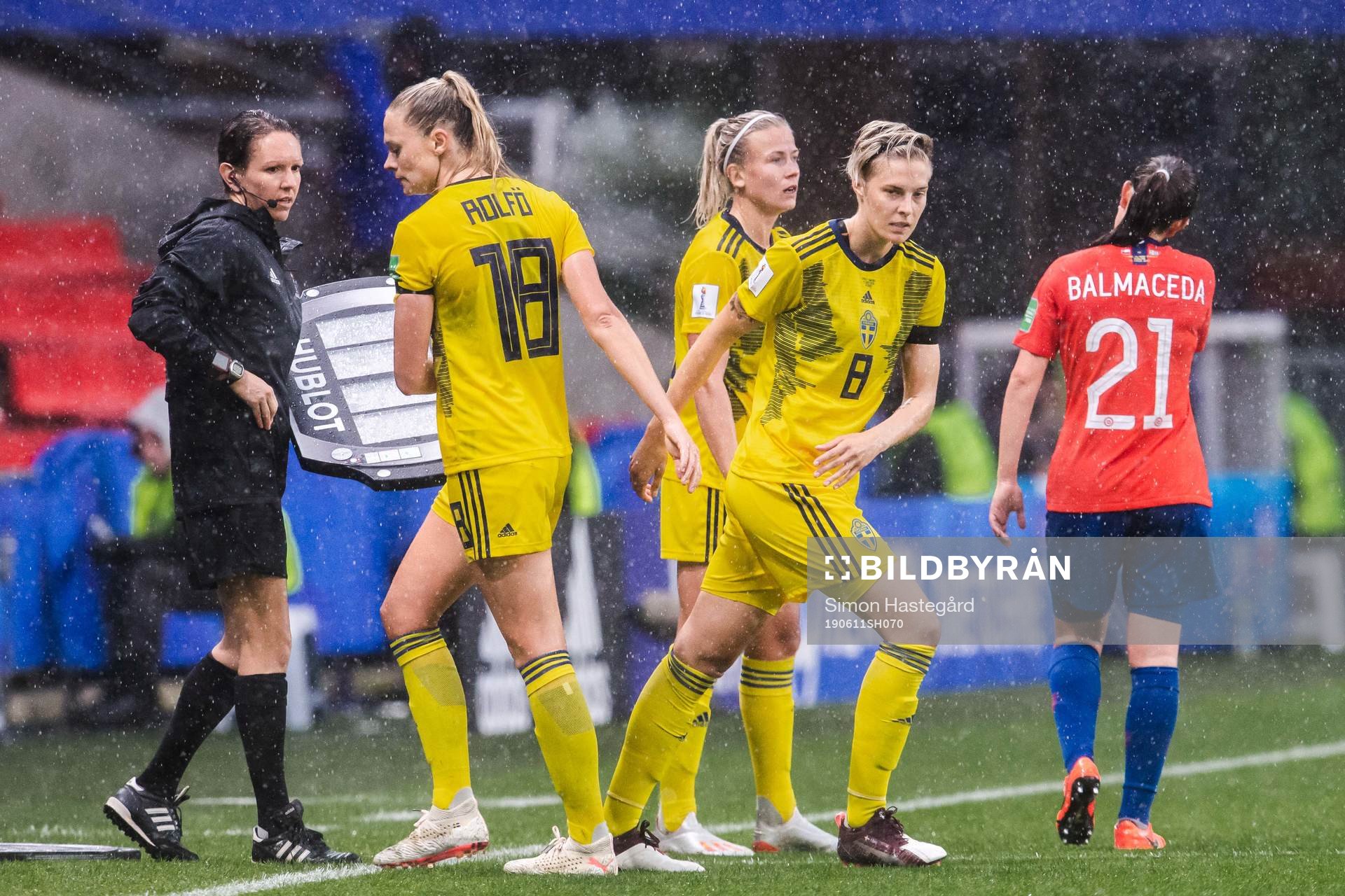 Fridolina Rolfö changes with Lina Hurtig of Sweden