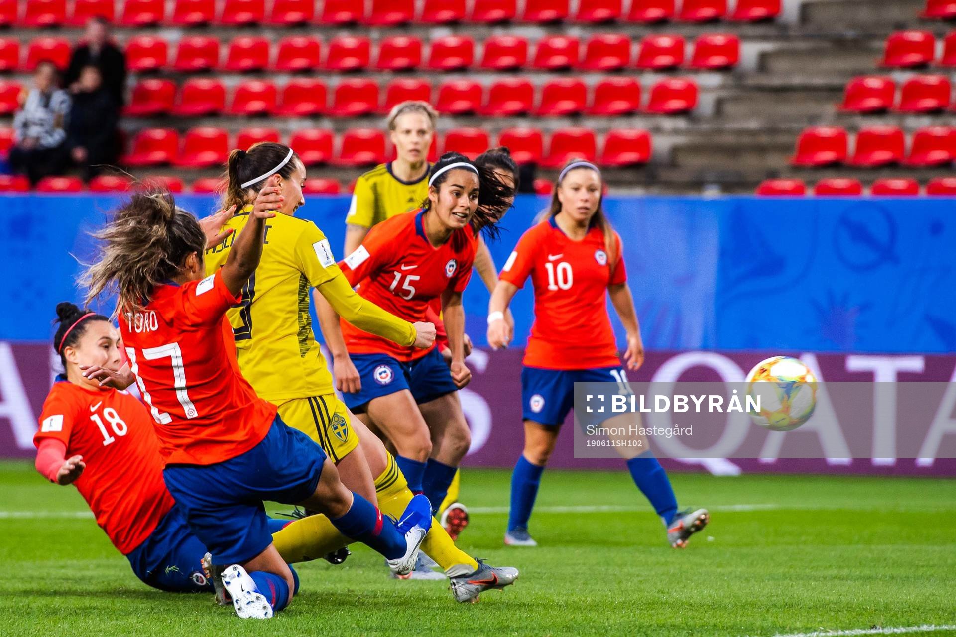 Kosovare Asllani of Sweden scores 1-0