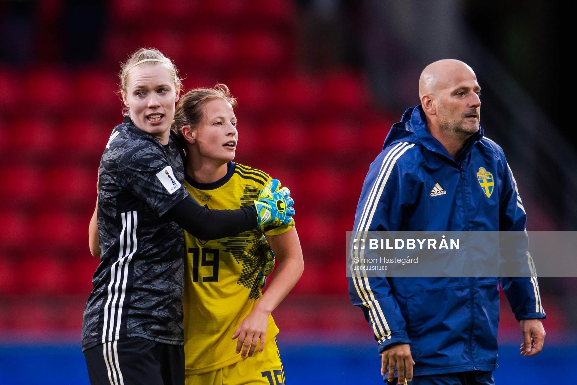 Goalkeeper Hedvig Lindahl, Anna Anvegård and Magnus Wikman, assistant coach of Sweden celebrate after the FIFA Women's World Cup match between Chile and Sweden on June 11, 2019 in Rennes.